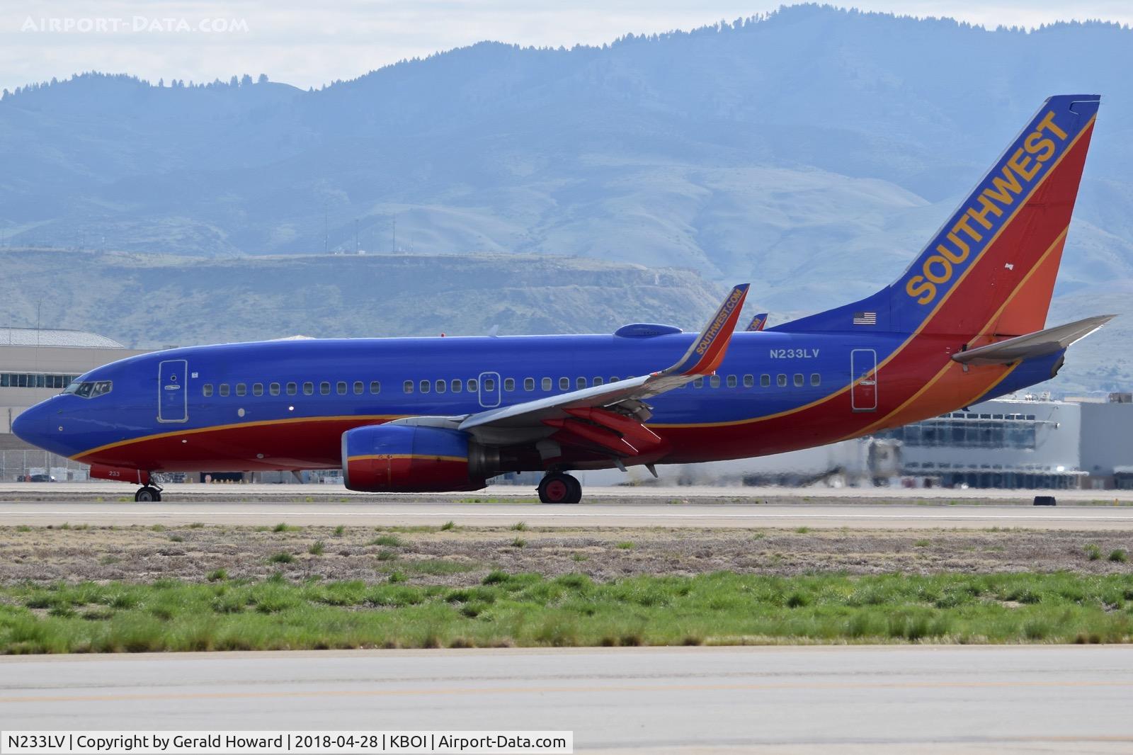 N233LV, 2006 Boeing 737-7H4 C/N 32501, Turning off RWY 28L onto Golf.