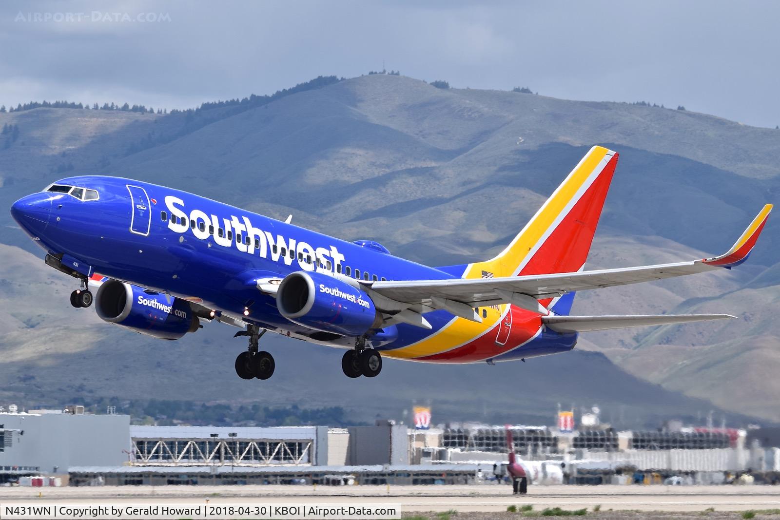 N431WN, 2002 Boeing 737-7H4 C/N 29845, Take off from RWY 28L.