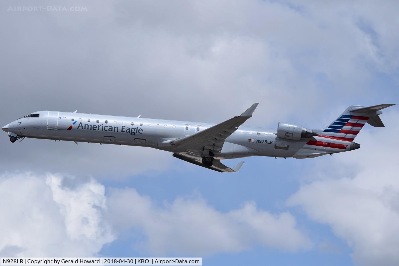 N928LR, 2005 Bombardier CRJ-900ER (CL-600-2D24) C/N 15028, Climb out from RWY 28L.