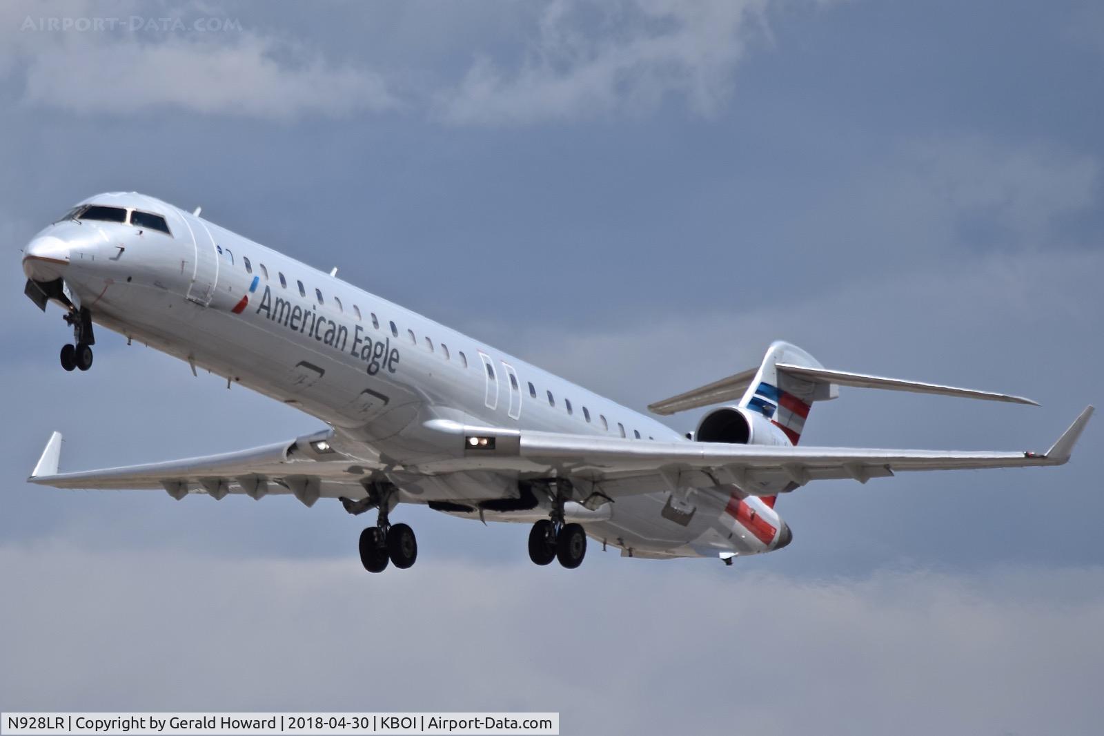 N928LR, 2005 Bombardier CRJ-900ER (CL-600-2D24) C/N 15028, Take off from RWY 28L.