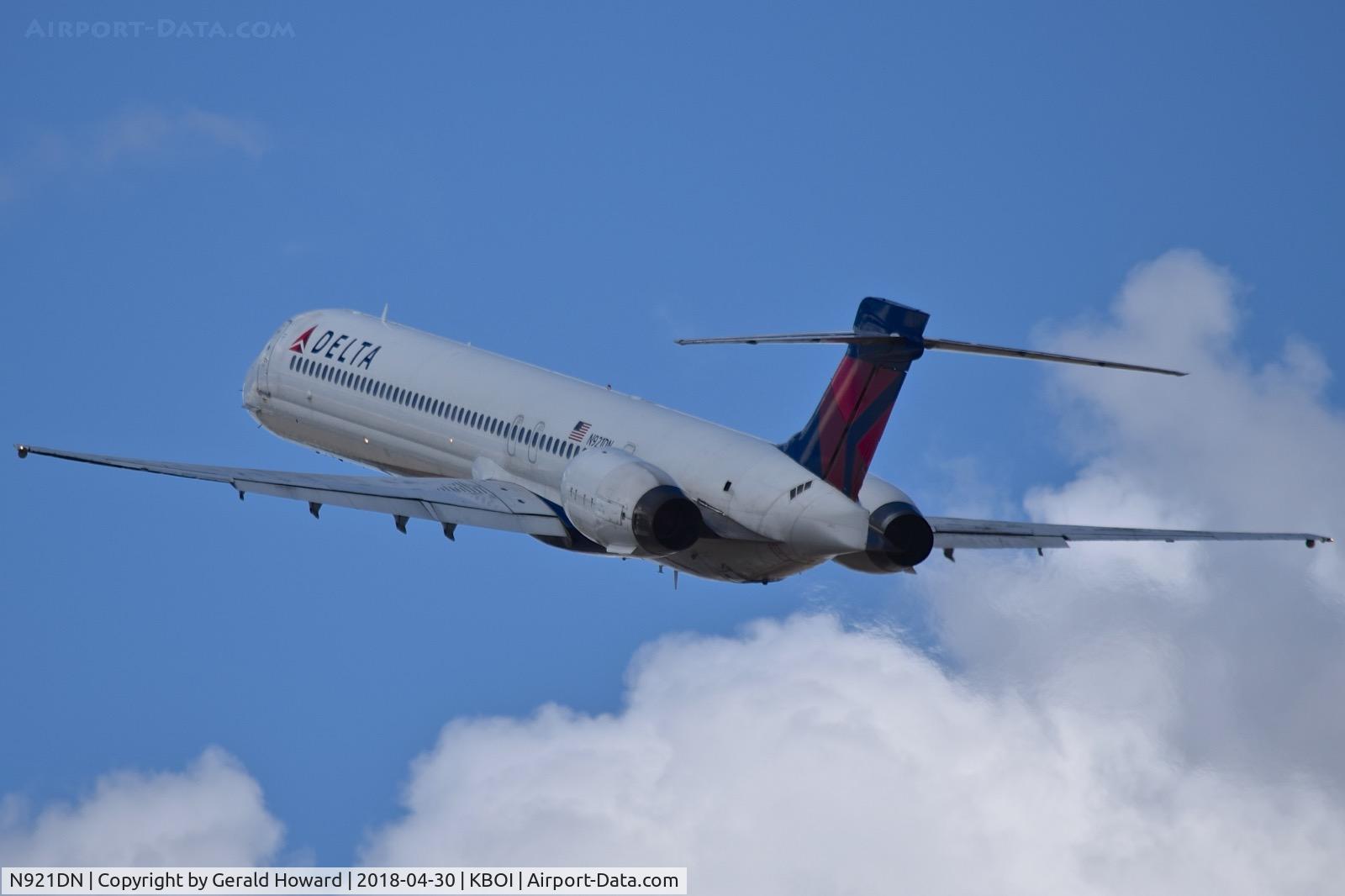 N921DN, 1997 McDonnell Douglas MD-90-30 C/N 53583, Departing BOI.