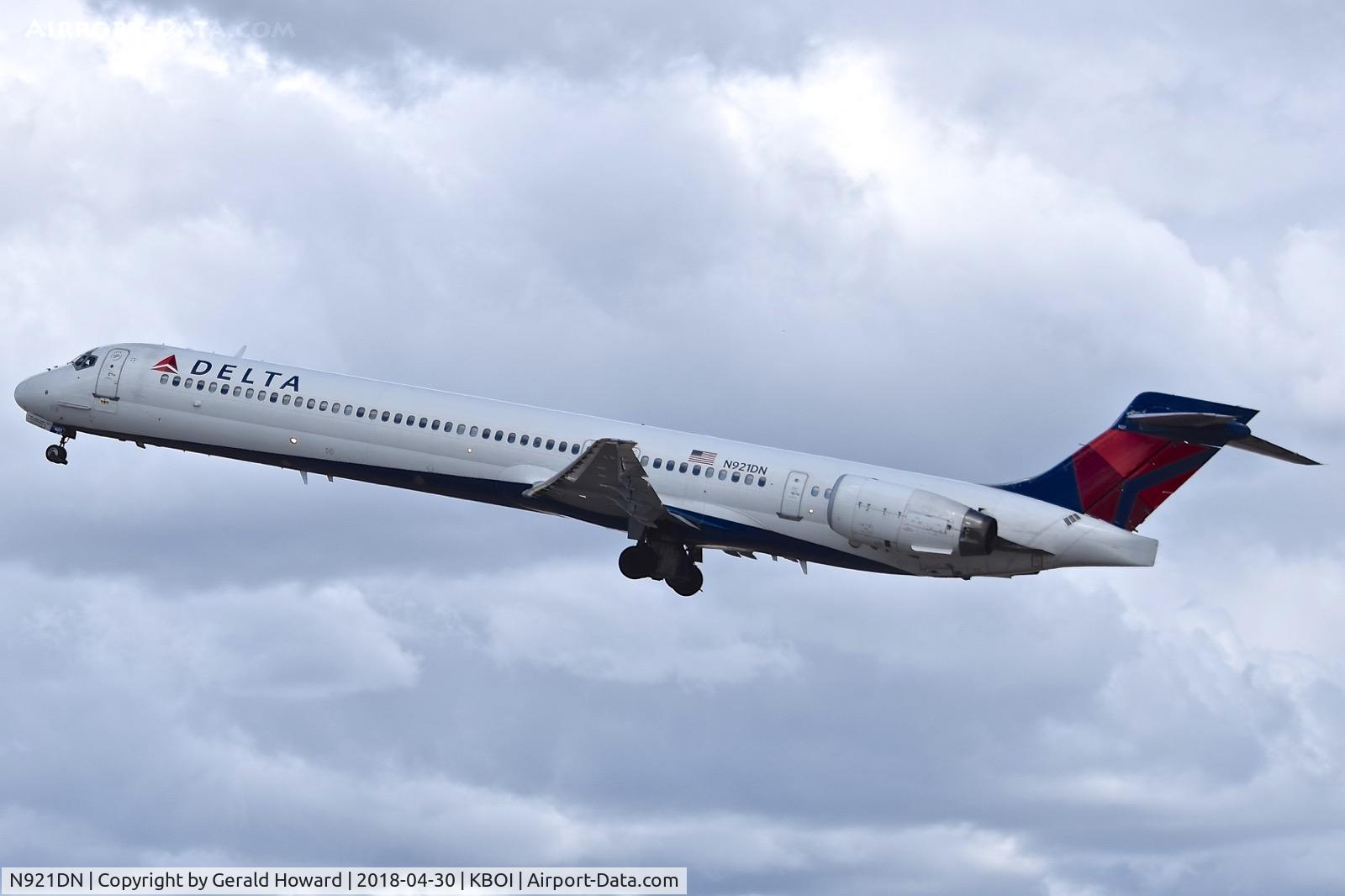 N921DN, 1997 McDonnell Douglas MD-90-30 C/N 53583, Take off from RWY 28L.