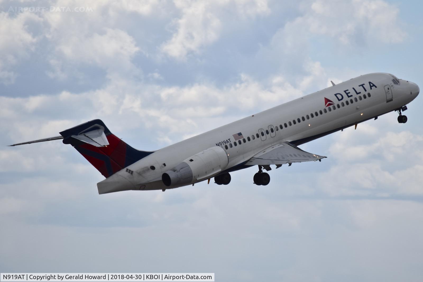 N919AT, 2001 Boeing 717-200 C/N 55084, Departing BOI.