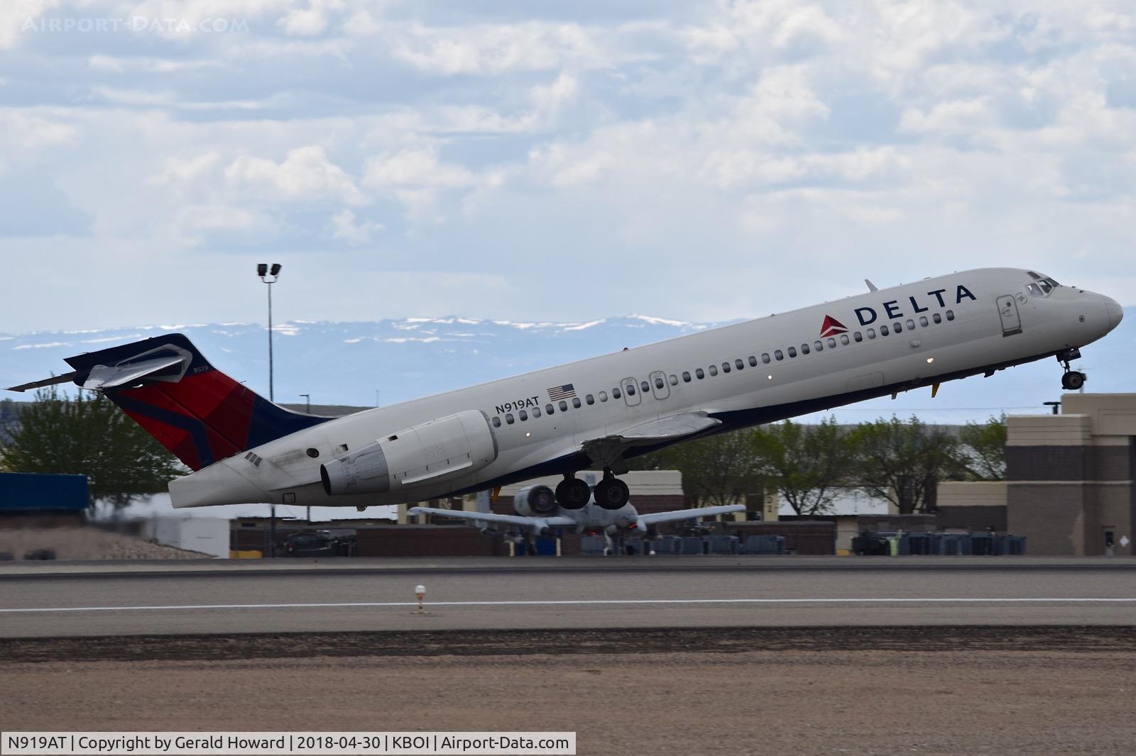 N919AT, 2001 Boeing 717-200 C/N 55084, Take off from RWY 28L.