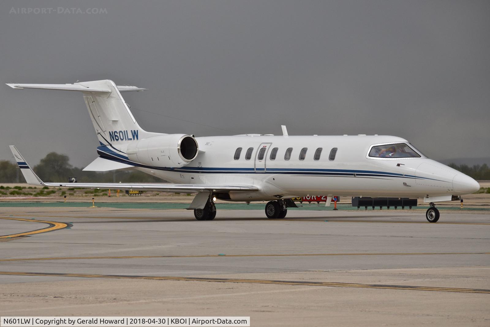 N601LW, 2001 Learjet 45 C/N 45-193, Taxiing on Bravo.