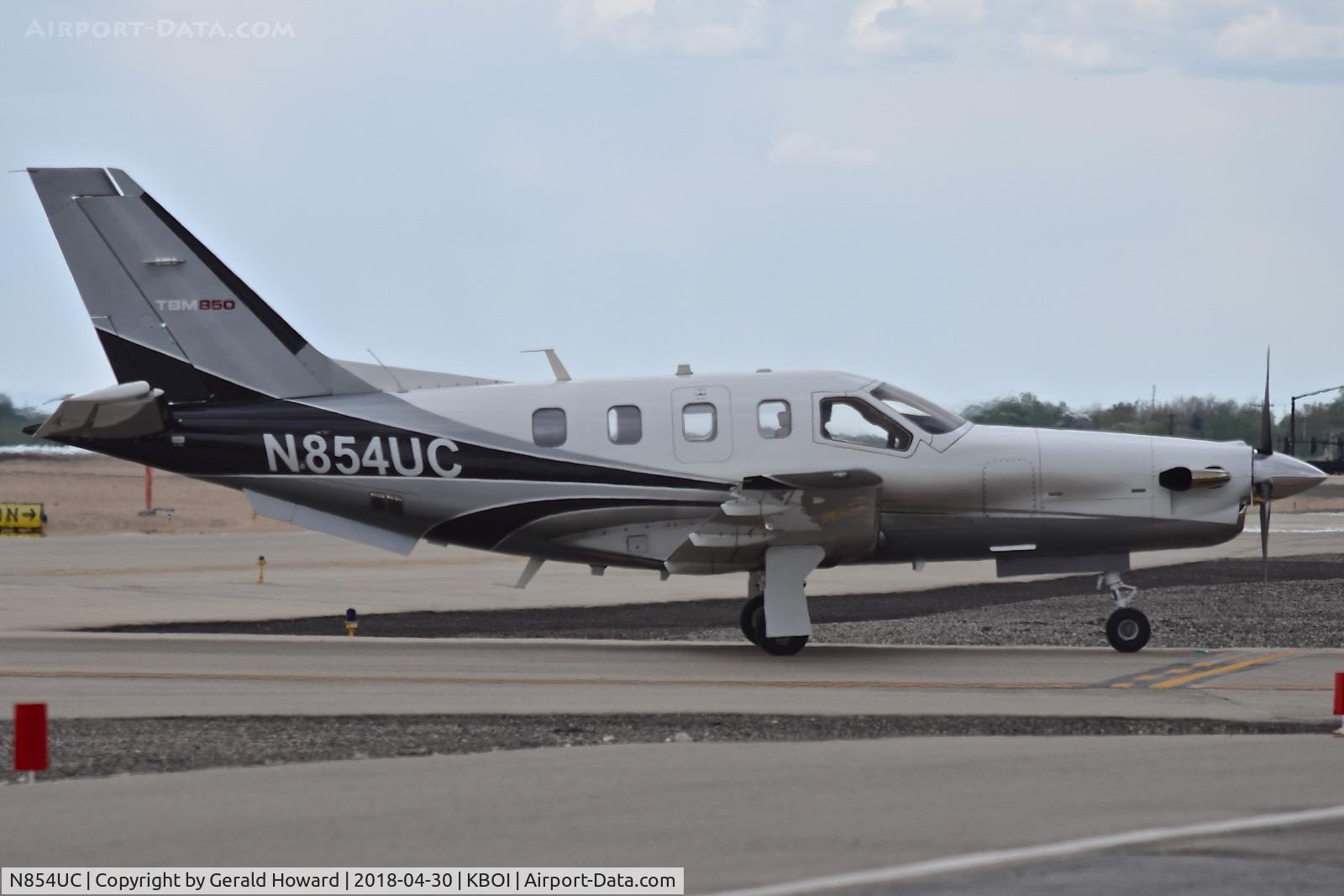 N854UC, 2012 Socata TBM-700 C/N 644, Taxiing to the north GA ramp.