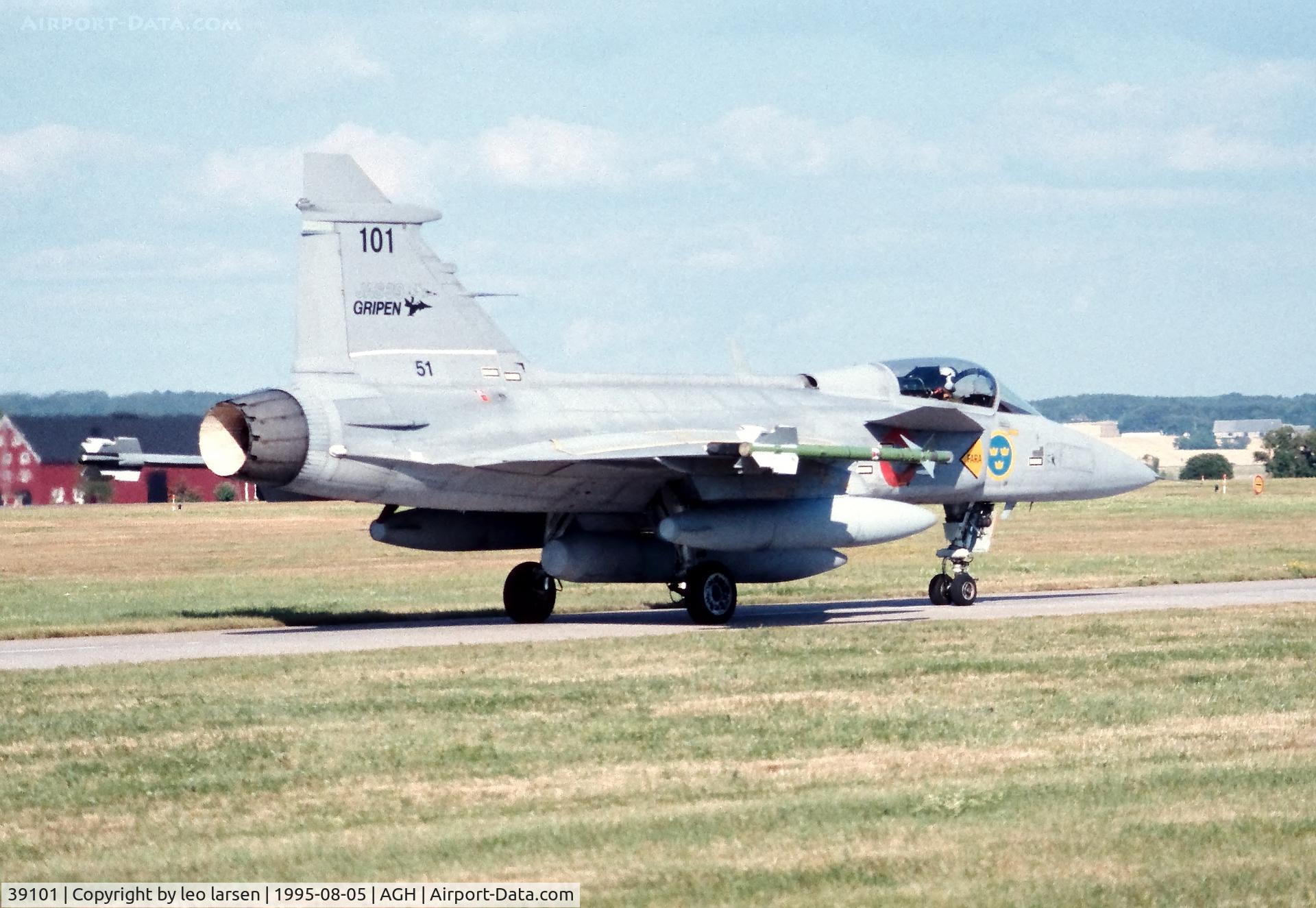 39101, 1992 Saab JAS-39A Gripen C/N 39-101, Ângelholm F.10 Air Show 5.8.1995