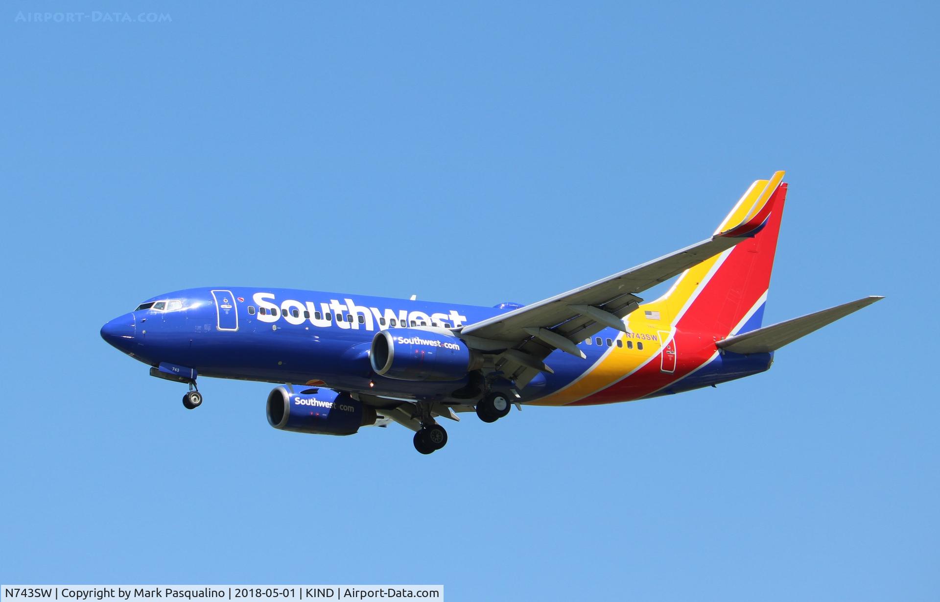 N743SW, 1998 Boeing 737-7H4 C/N 29279, Boeing 737-700