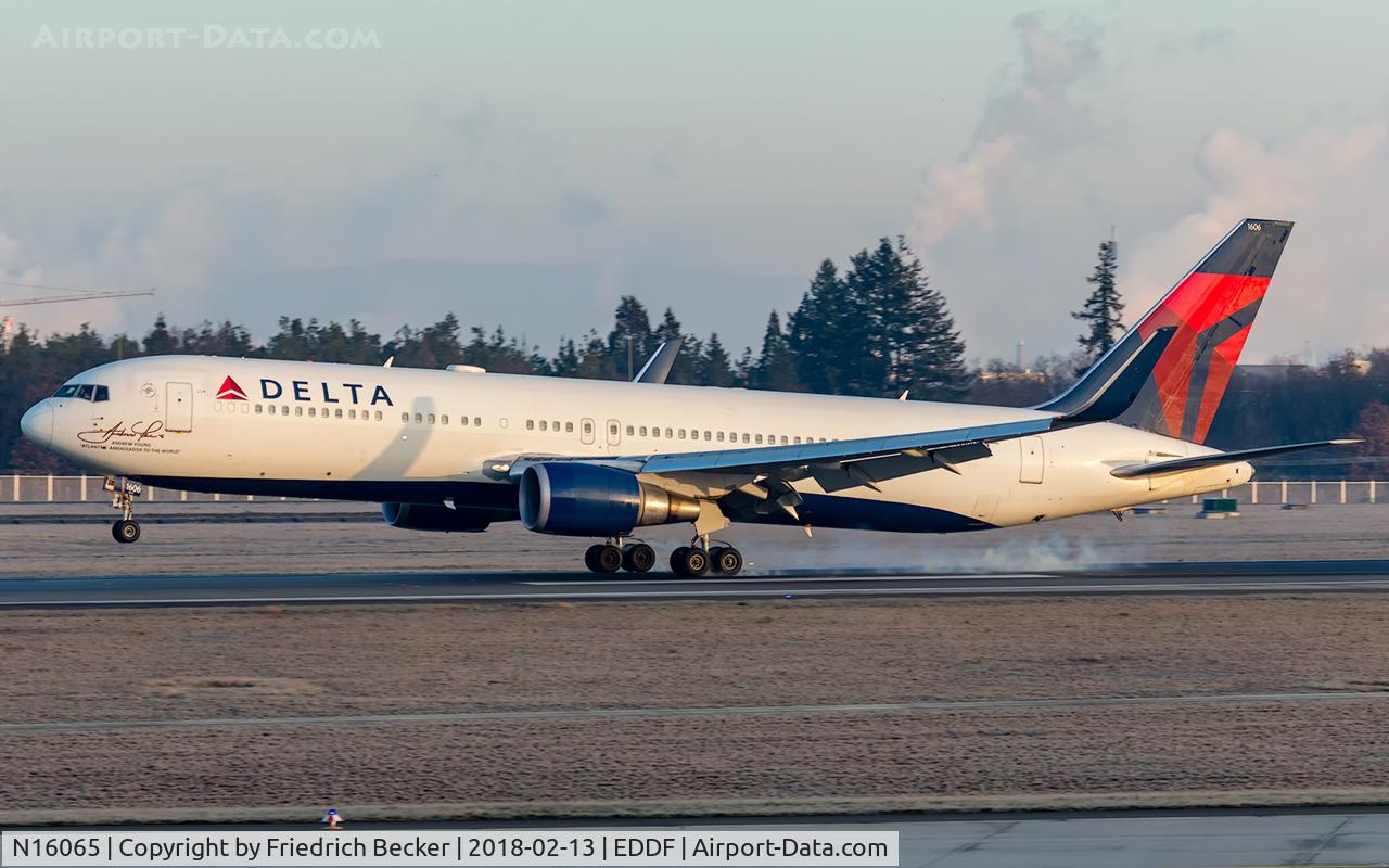 N16065, 1999 Boeing 767-332 C/N 30199, touchdown on RW25R