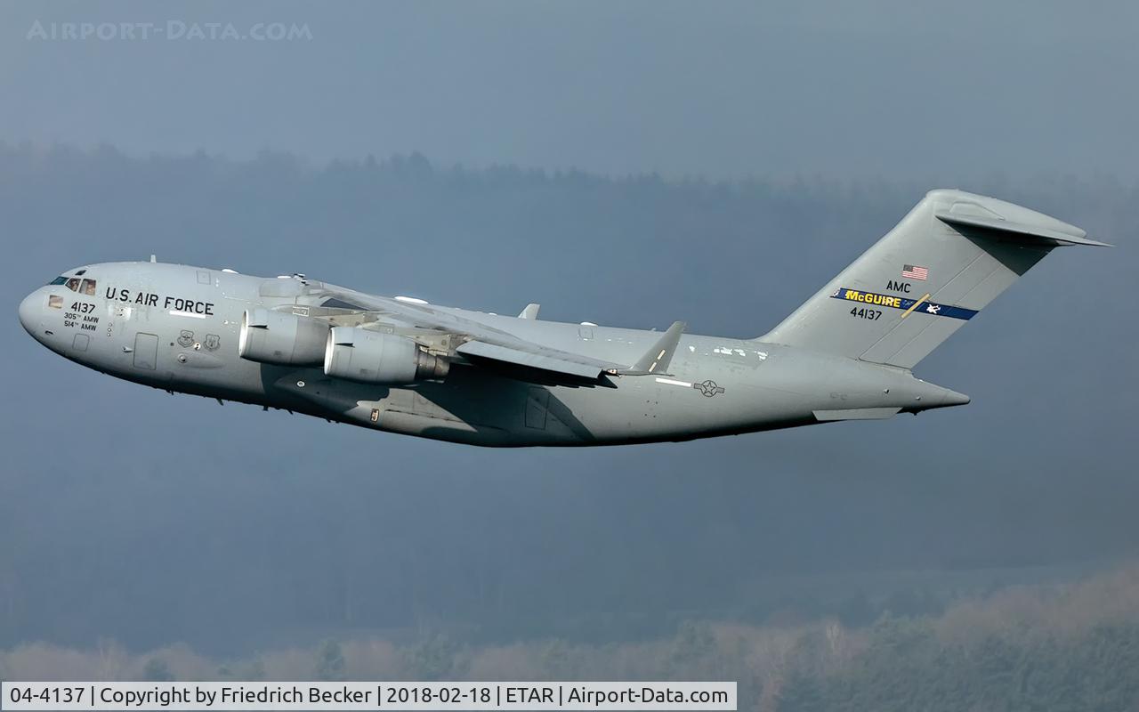 04-4137, 2004 Boeing C-17A Globemaster III C/N P-137, departure via RW26