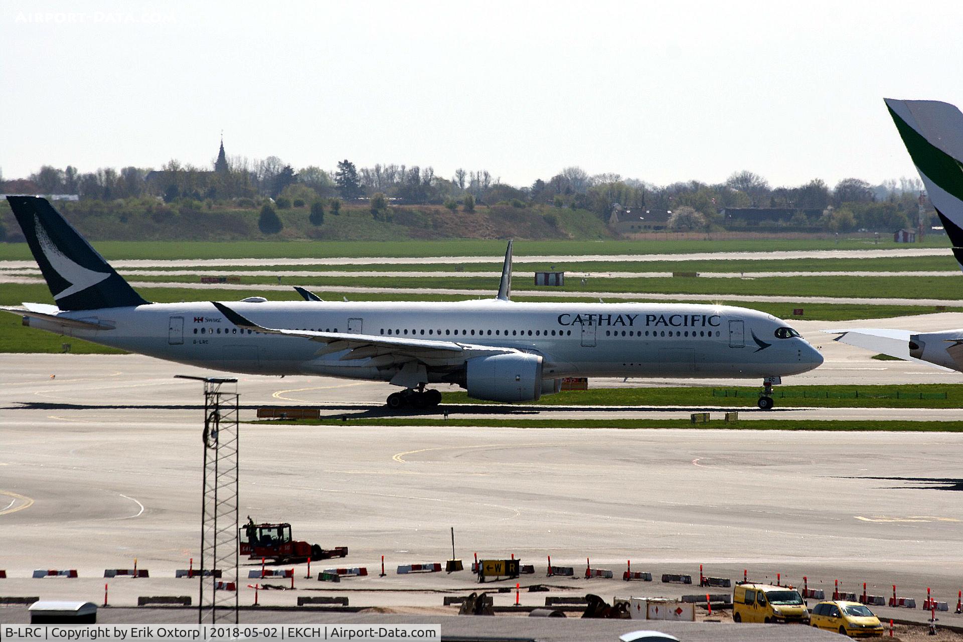 B-LRC, 2016 Airbus A350-941 C/N 034, B-LRC taxing for takeoff on rw 22R.
First vist of a CX A350.
