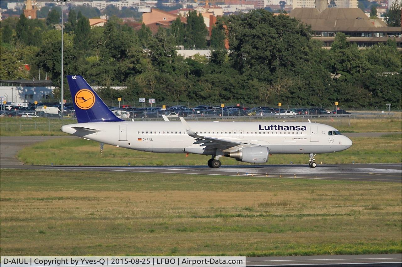 D-AIUL, 2015 Airbus A320-214 C/N 6521, Airbus A320-214, Lining up rwy 14L, Toulouse-Blagnac airport (LFBO-TLS)