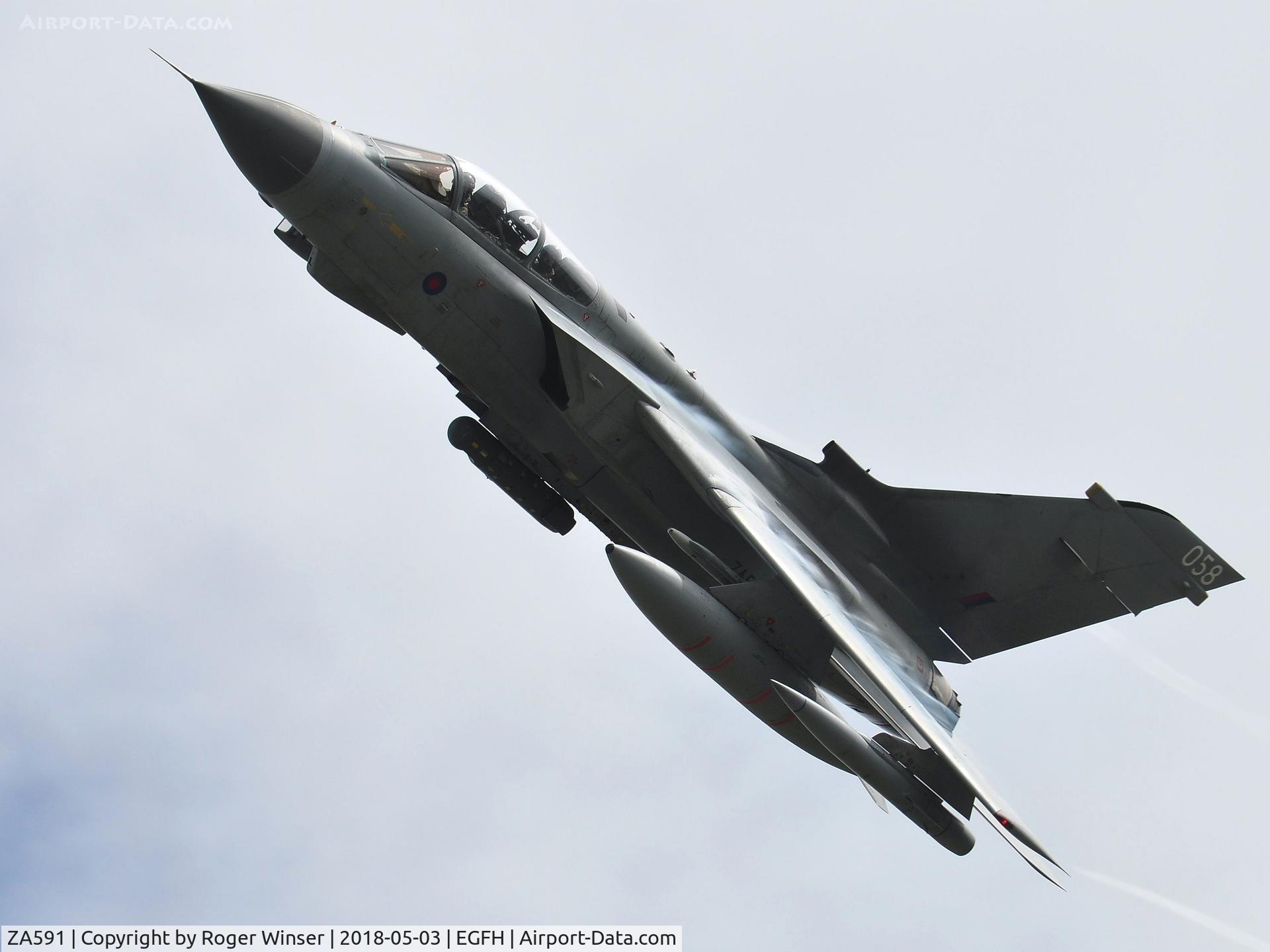 ZA591, 1982 Panavia Tornado GR.4 C/N 104/BS034/3055, RAF Tornado GR.4 aircraft coded 058 low over the airport.
