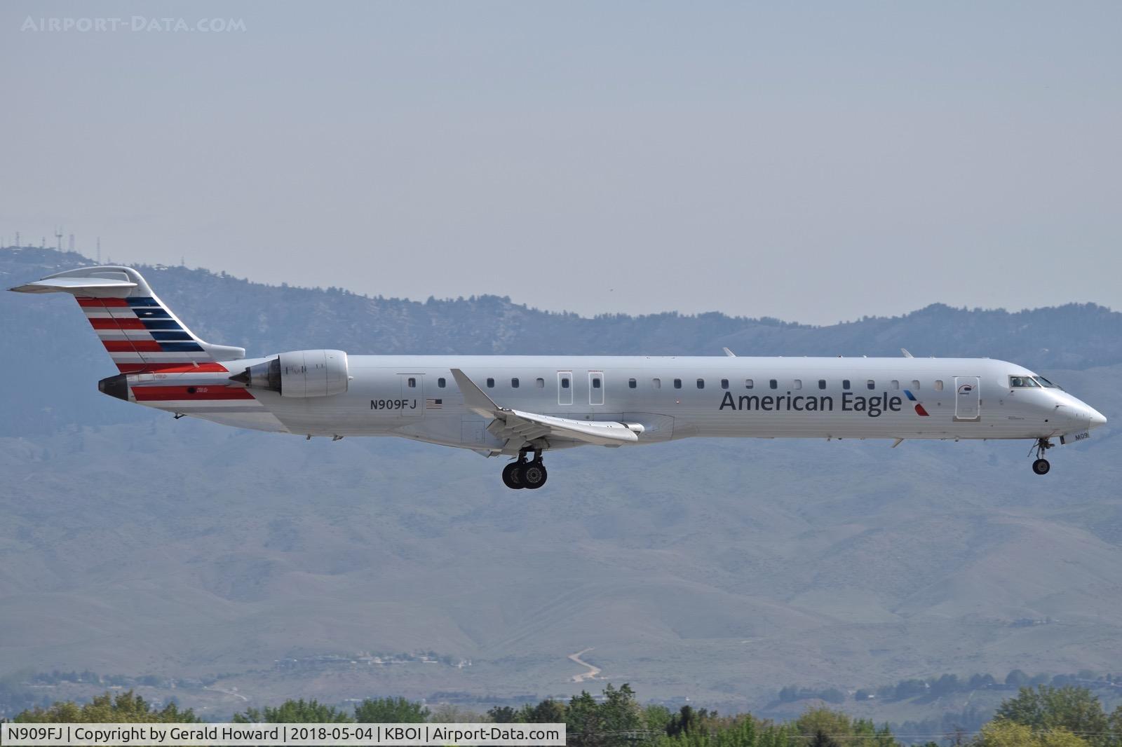 N909FJ, 2003 Bombardier CRJ-900ER (CL-600-2D24) C/N 15009, Landing RWY 10L.