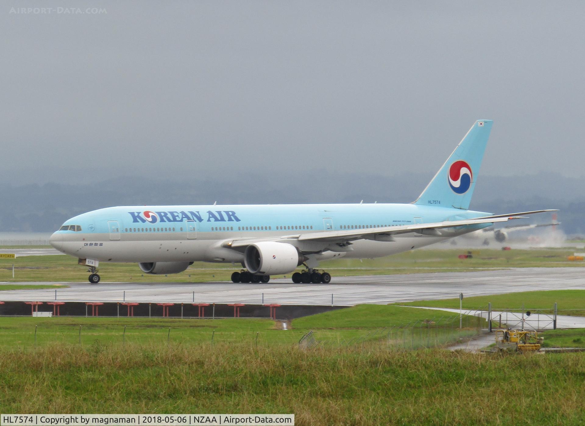 HL7574, 2000 Boeing 777-2B5/ER C/N 28444, getting ready to line up on 23