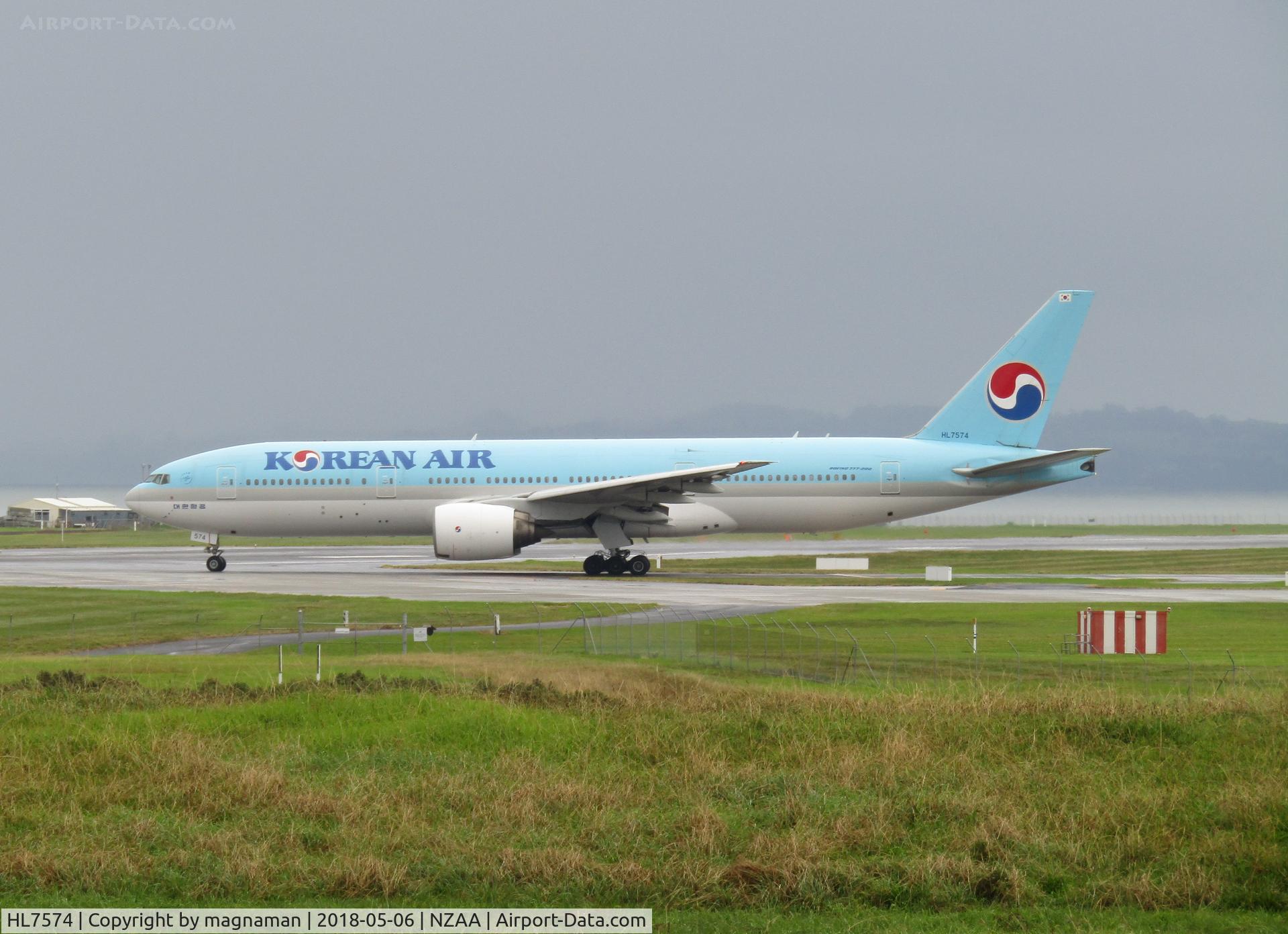 HL7574, 2000 Boeing 777-2B5/ER C/N 28444, on hold on taxyway