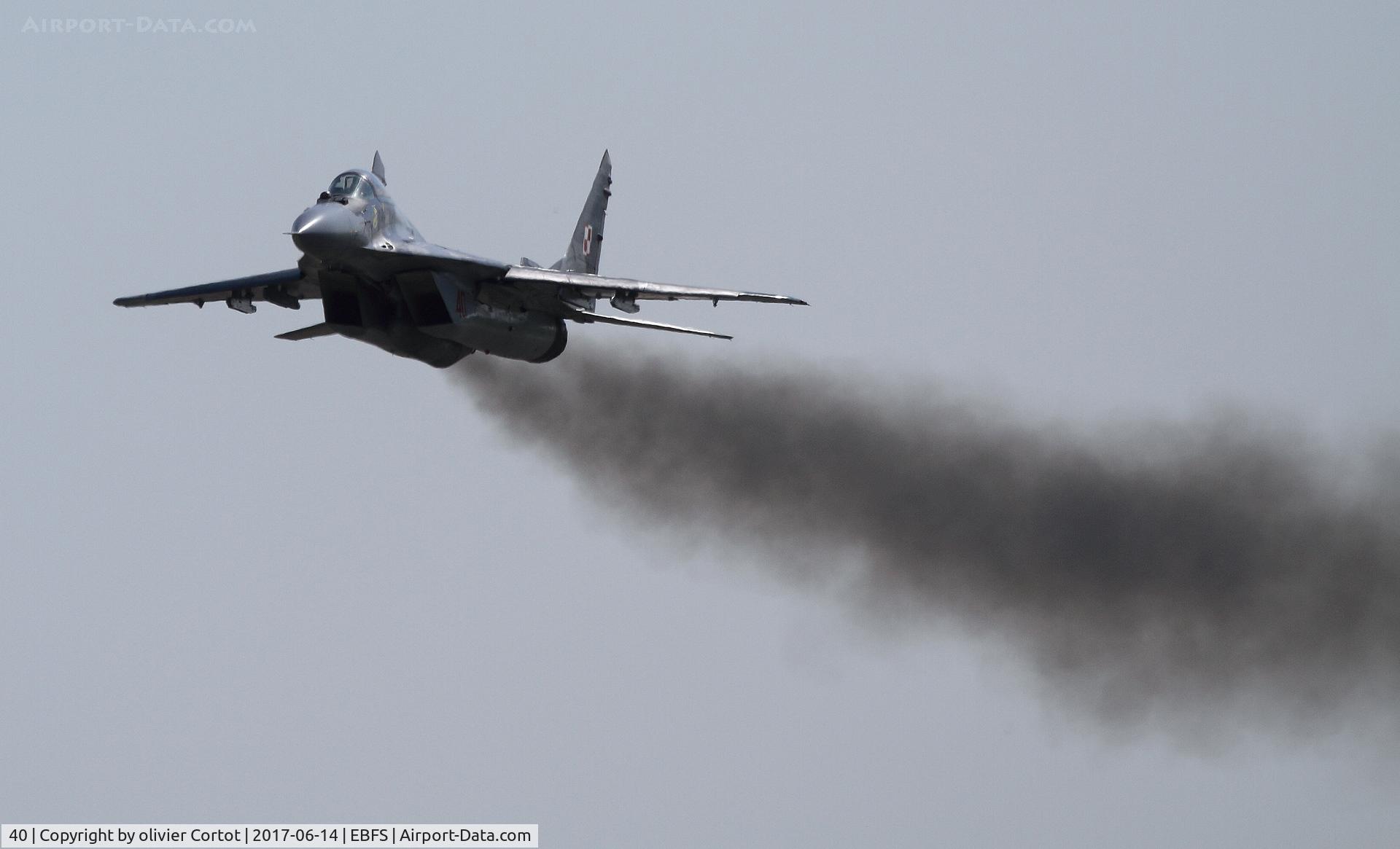 40, Mikoyan-Gurevich MiG-29A C/N 2960532040, smoking like a MiG !