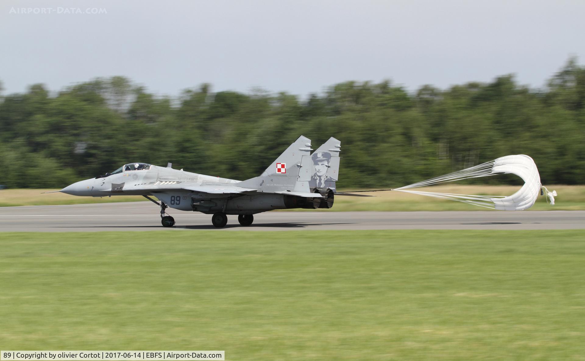 89, Mikoyan-Gurevich MiG-29A C/N 2960526389/3906, landing old style !