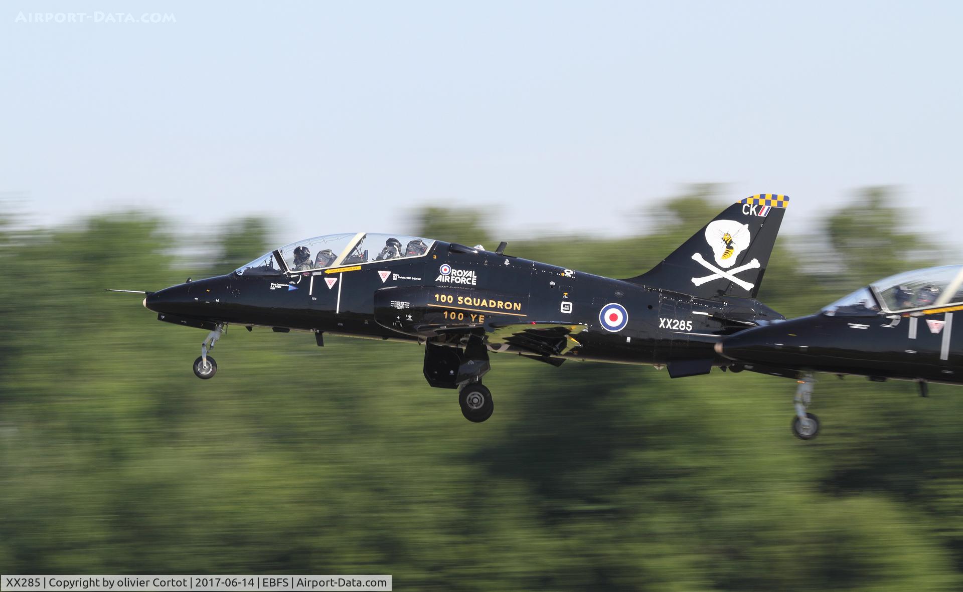 XX285, 1979 Hawker Siddeley Hawk T.1A C/N 111/312110, taking pictures !