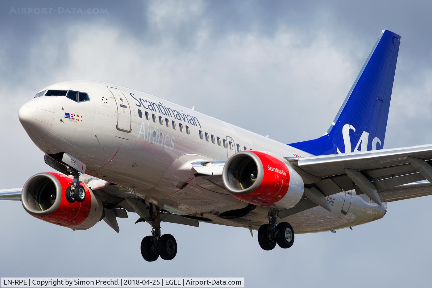 LN-RPE, 1999 Boeing 737-683 C/N 28306, LN-RPE @ London-Heathrow Intl. Airport
