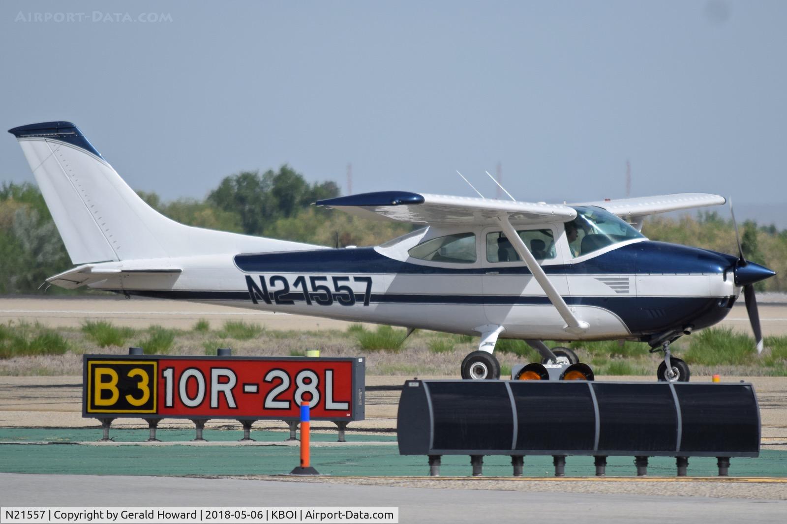 N21557, 1973 Cessna 182P Skylane C/N 18261714, Taxiing to RWY 28L.