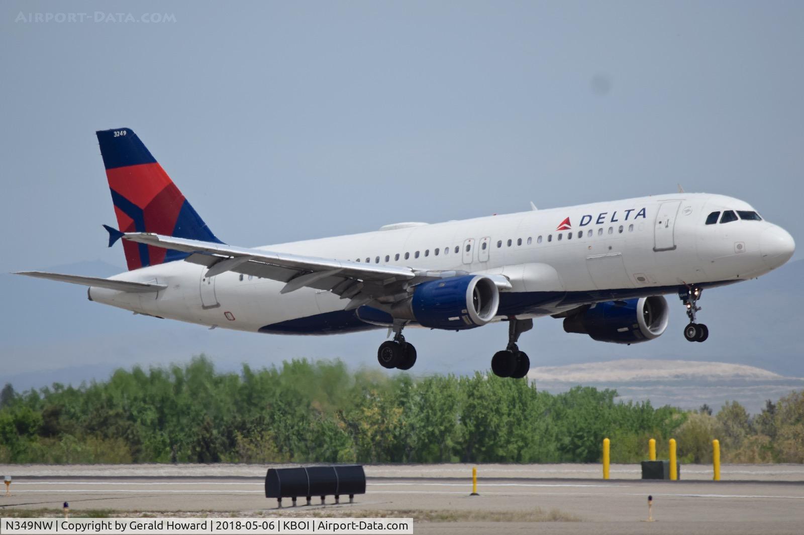 N349NW, 1993 Airbus A320-212 C/N 417, On final for RWY 10L.