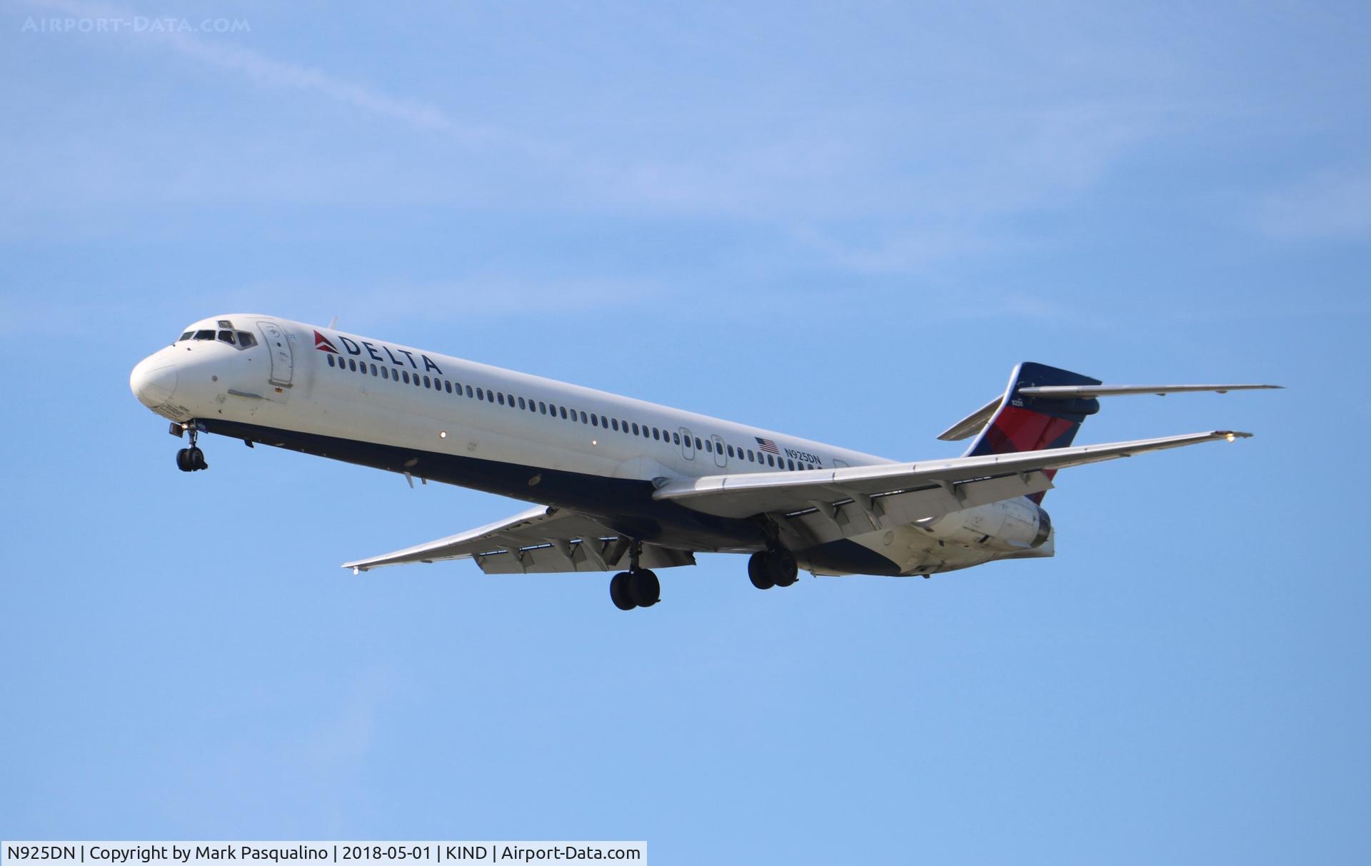 N925DN, 1998 McDonnell Douglas MD-90-30 C/N 53587, MD-90-30