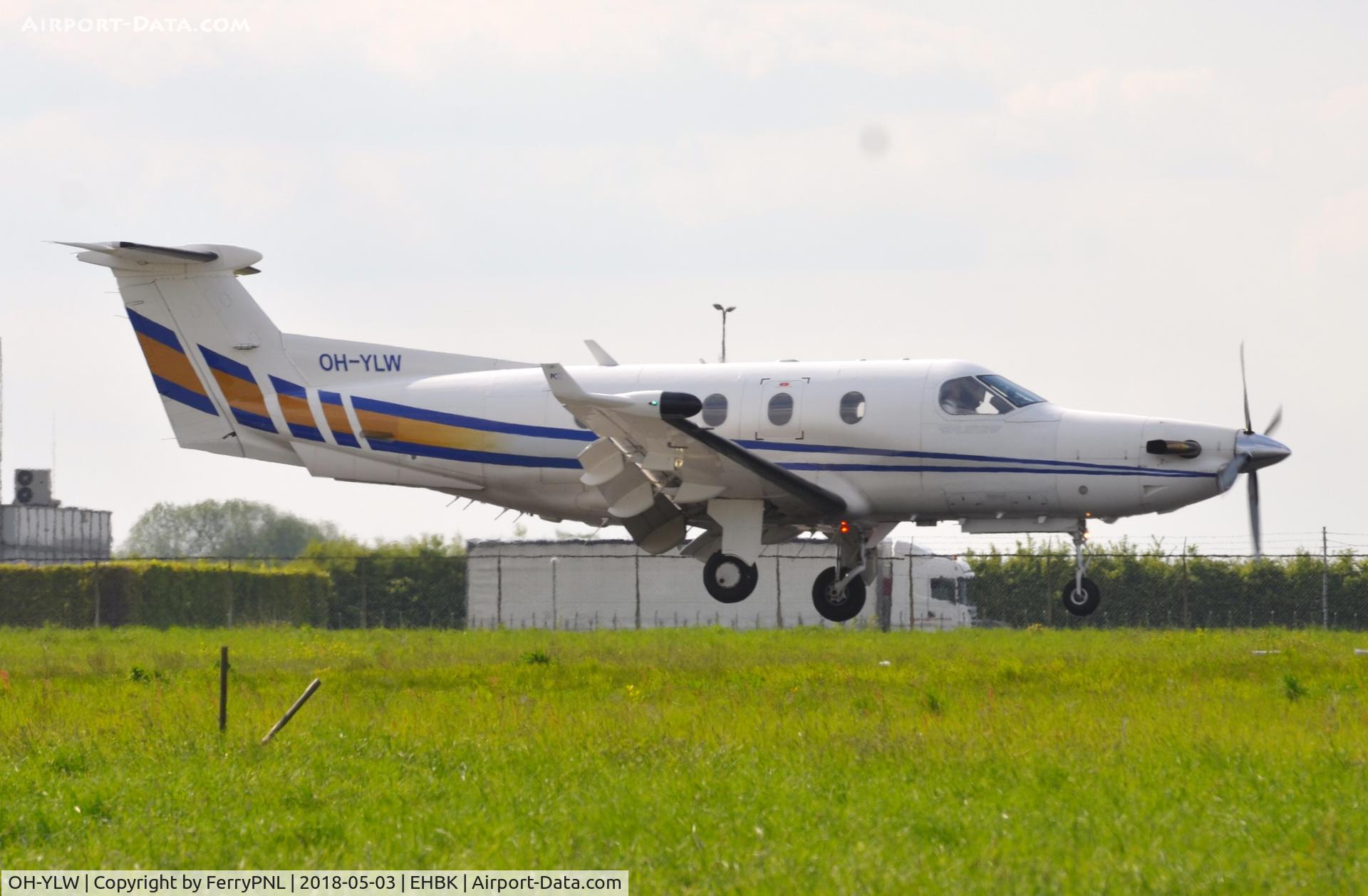 OH-YLW, 2000 Pilatus PC-12/45 C/N 334, Pilatus PC-12 landing in MST