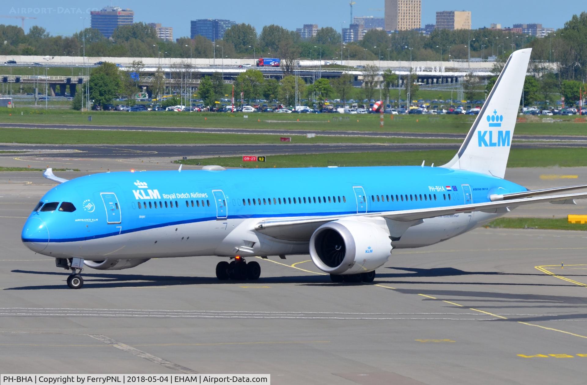 PH-BHA, 2015 Boeing 787-9 Dreamliner Dreamliner C/N 36113, KLM B789 moves towards its gate