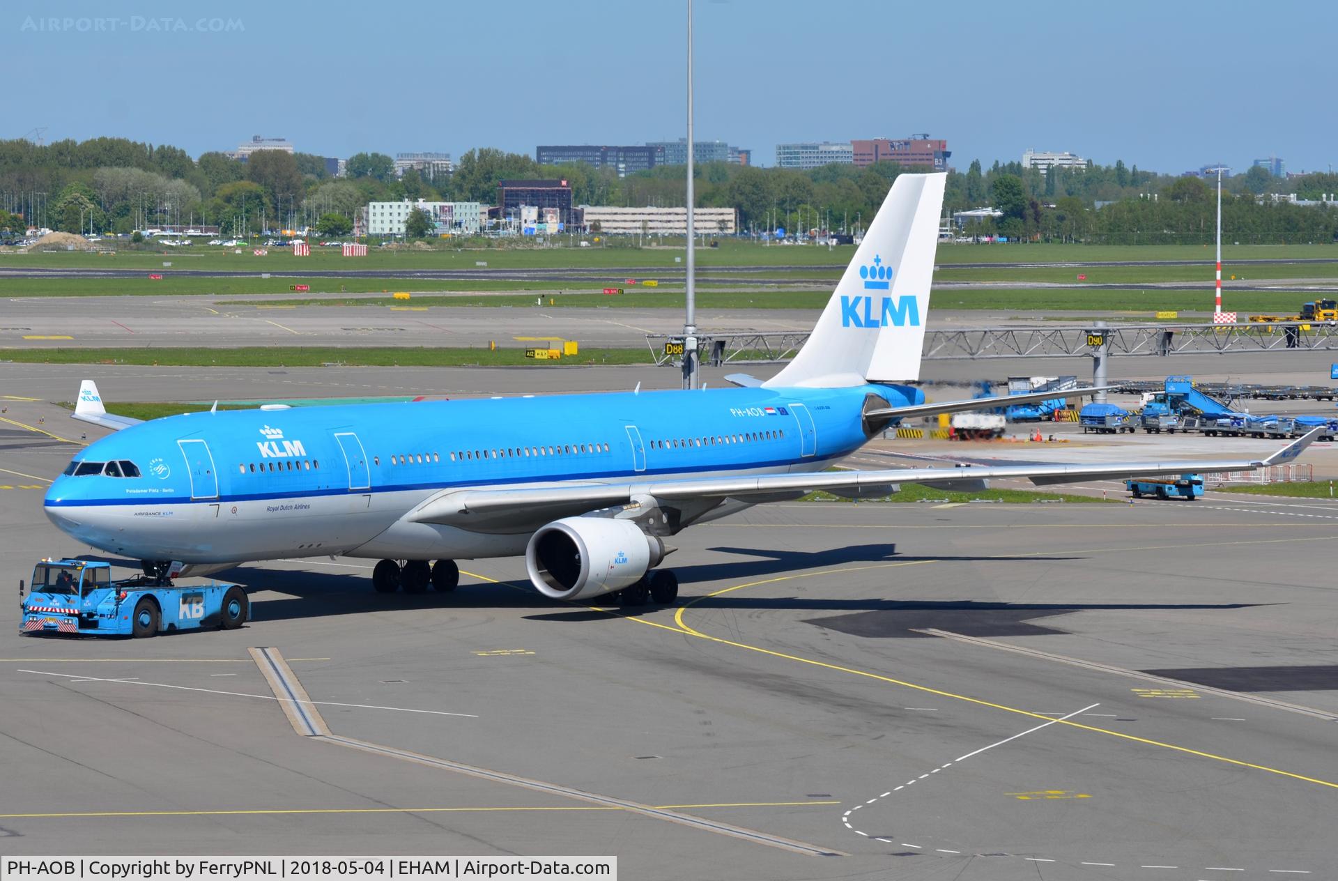 PH-AOB, 2005 Airbus A330-203 C/N 686, Push back of KLM A332