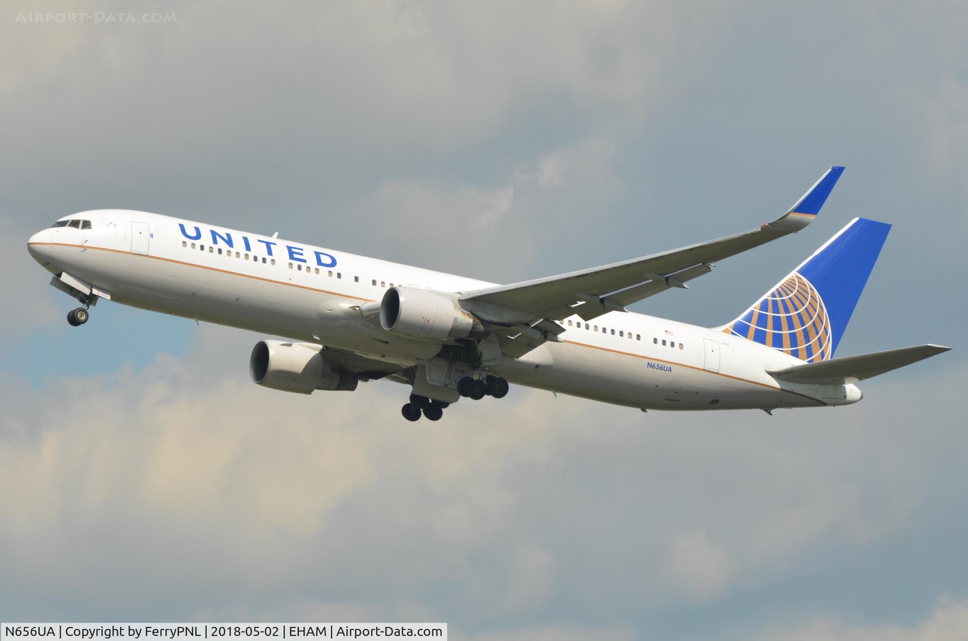 N656UA, 1992 Boeing 767-322 C/N 25394, Take-off of UA B763.