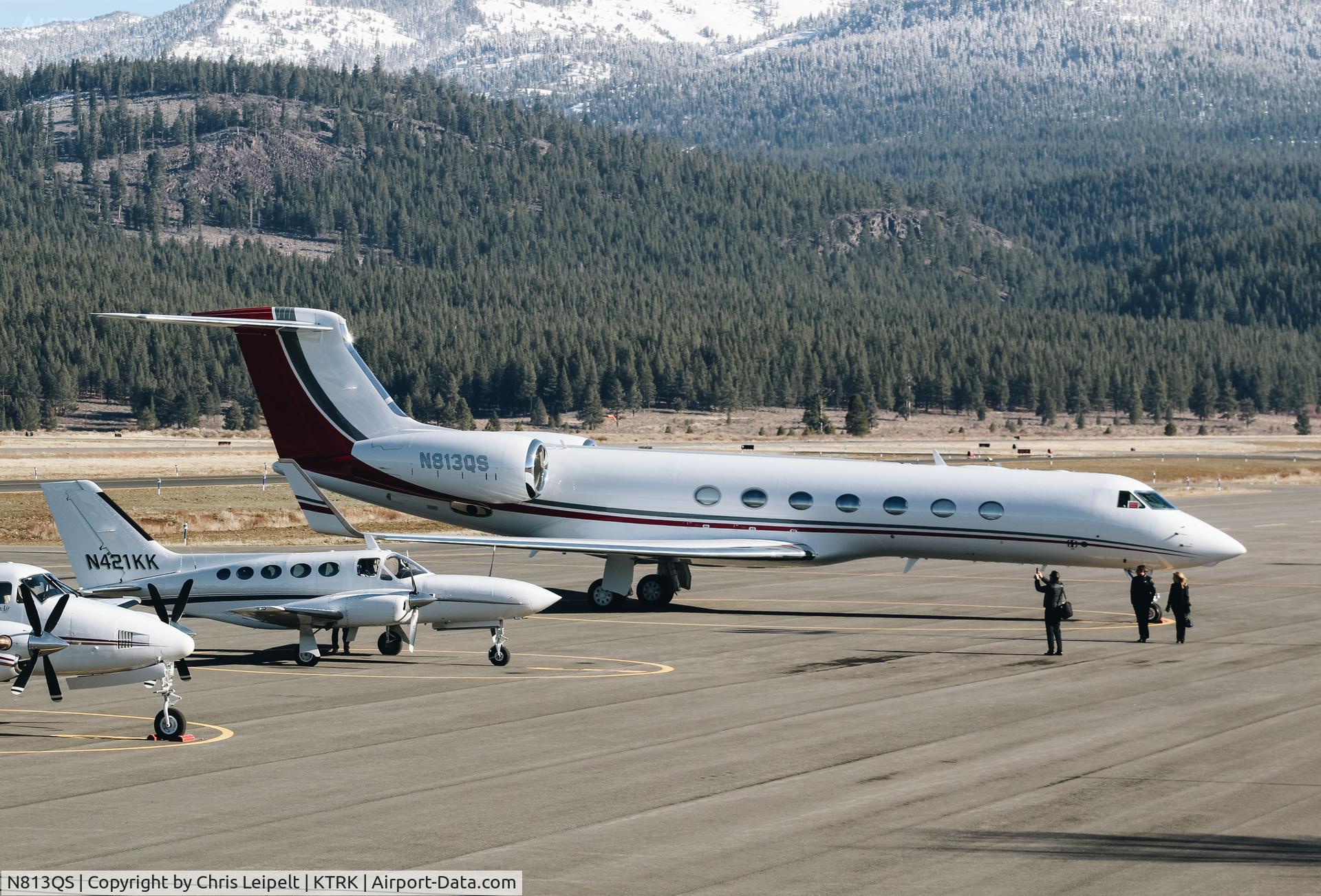N813QS, 2007 Gulfstream Aerospace GV-SP C/N 5160, 2007 Gulfstream GV-SP parked on the ramp at Truckee-Tahoe Airport, CA. Former NetJets aircraft turned privately owned.