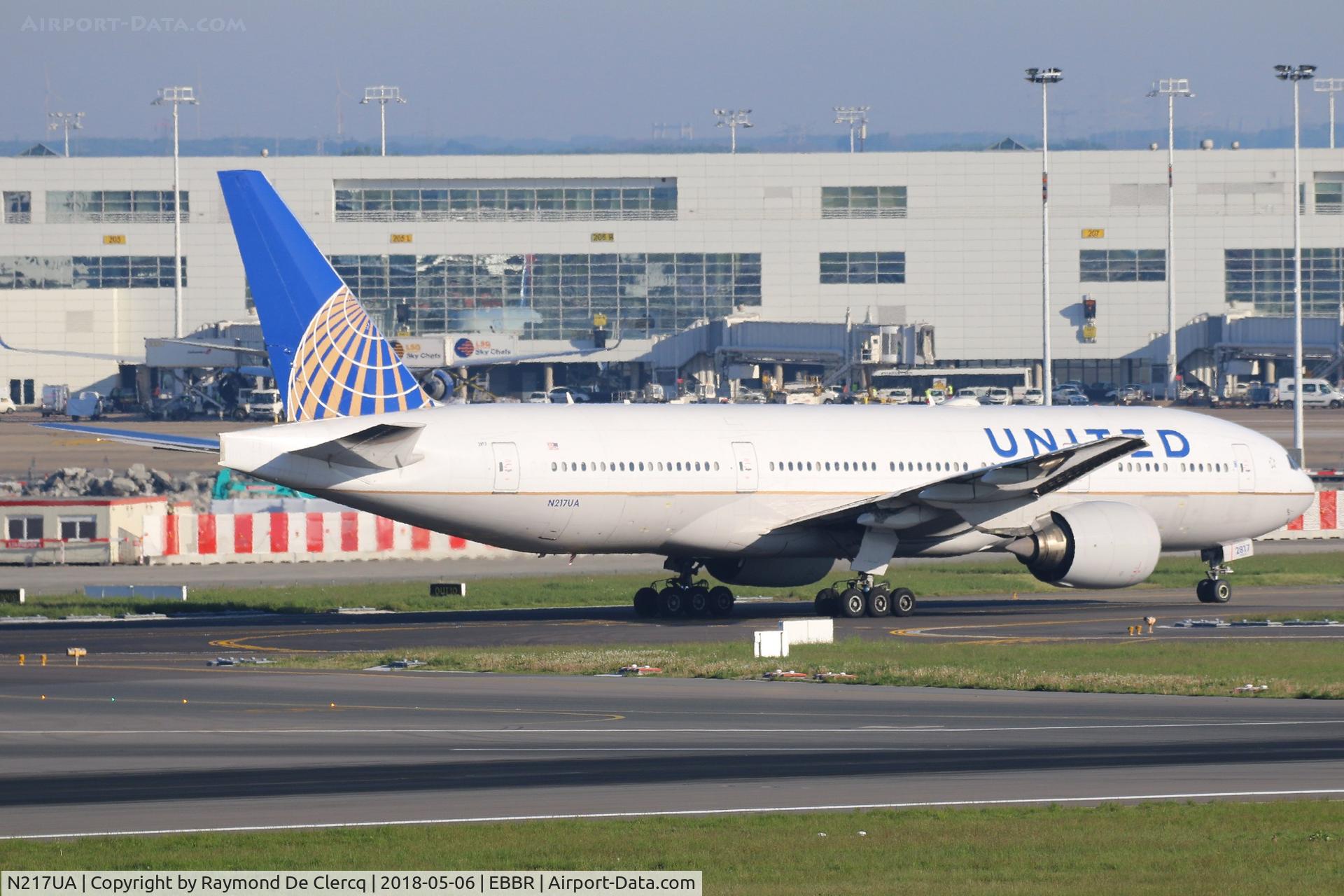 N217UA, 2000 Boeing 777-222 C/N 30550, Taxiing.