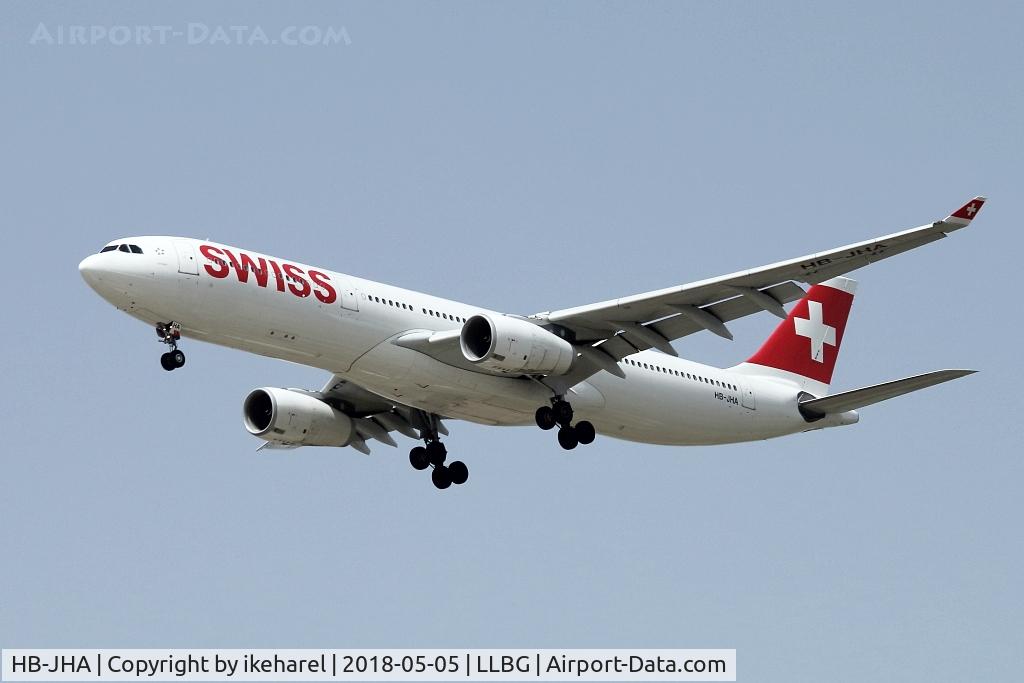 HB-JHA, 2009 Airbus A330-343 C/N 1000, Swiss Airbus 330-343X on landing path to runway 26.