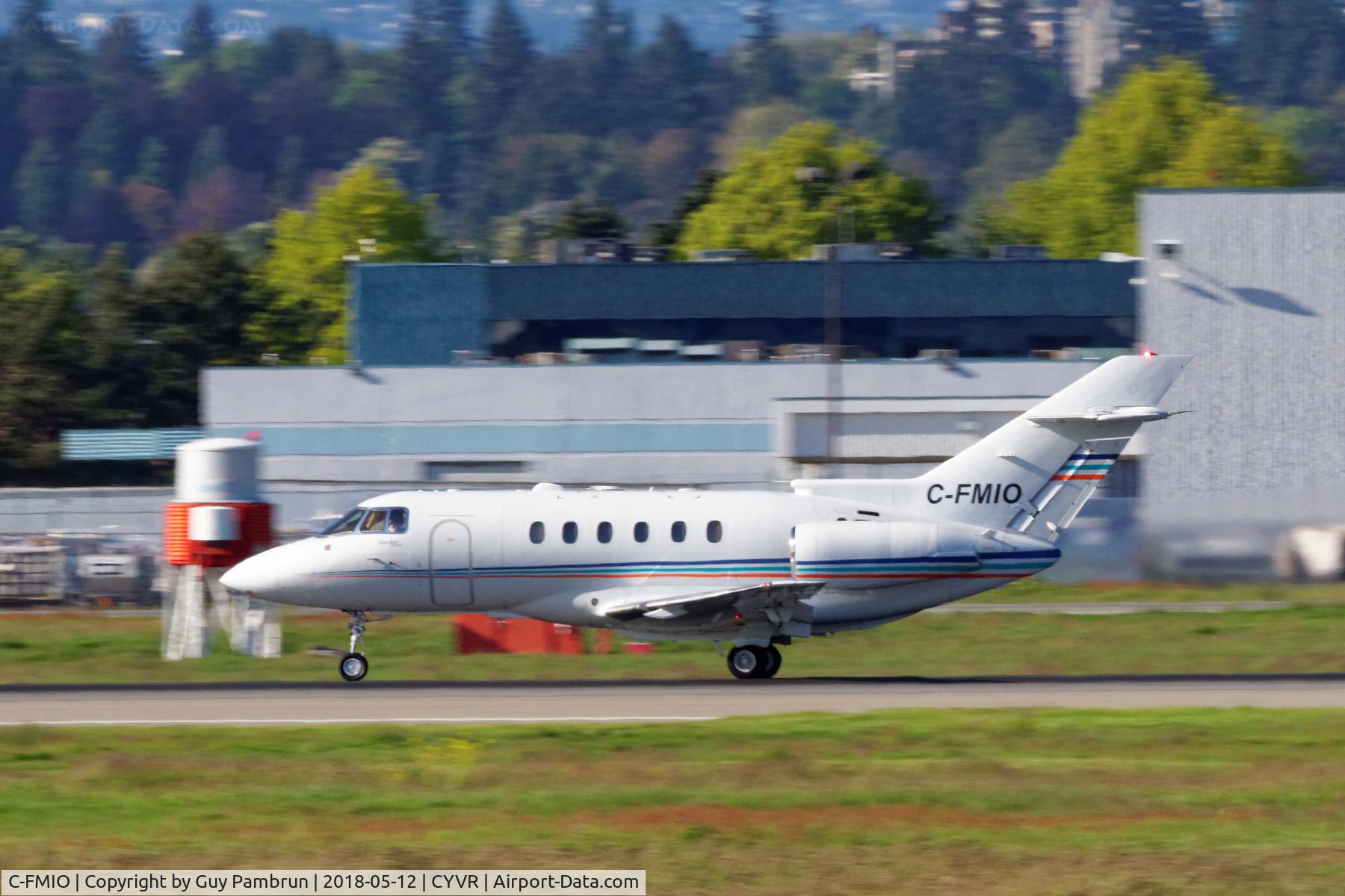 C-FMIO, 1998 Raytheon Hawker 800XP C/N 258392, Departing
