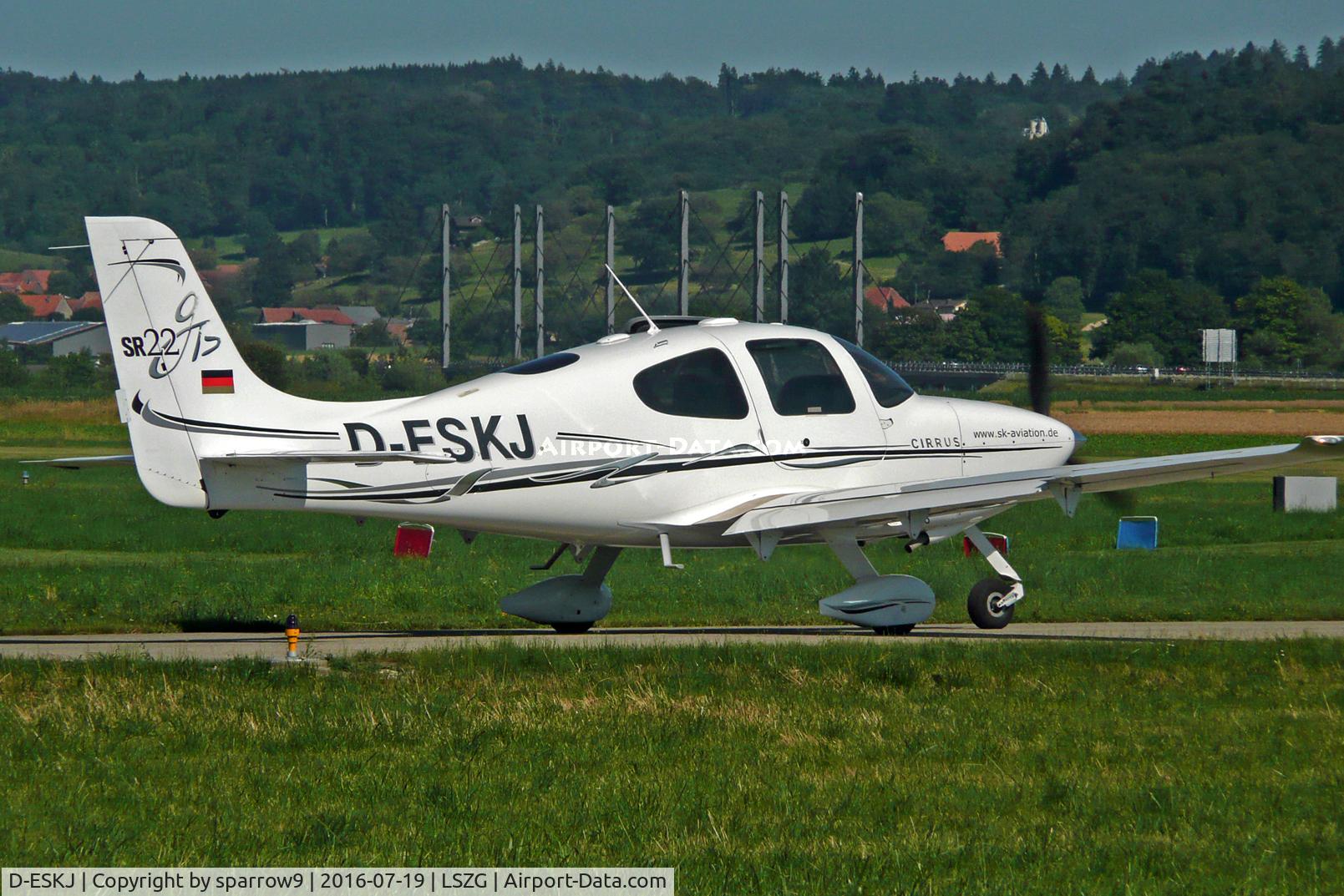 D-ESKJ, 2006 Cirrus SR22 GTS C/N 1890, At run-up position RWY 06.