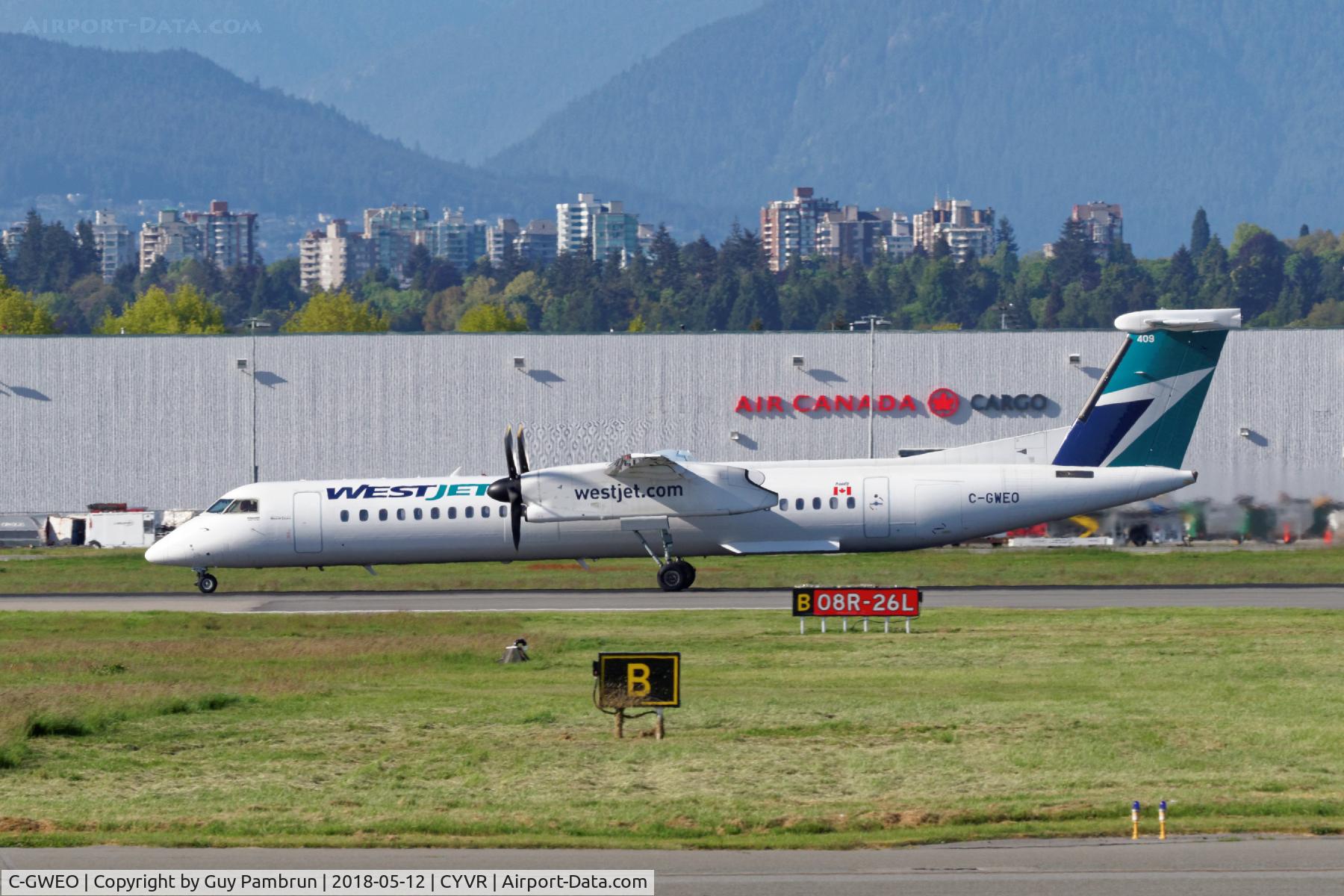 C-GWEO, 2013 Bombardier DHC-8-402 Q400 Dash 8 C/N 4462, Departing