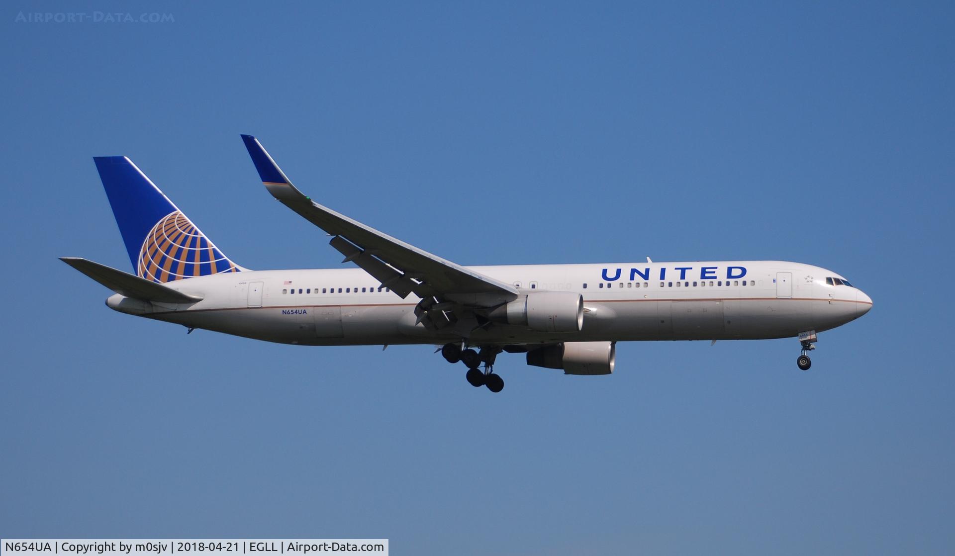 N654UA, 1992 Boeing 767-322ER C/N 25392, Taken from the Threshold of 29L