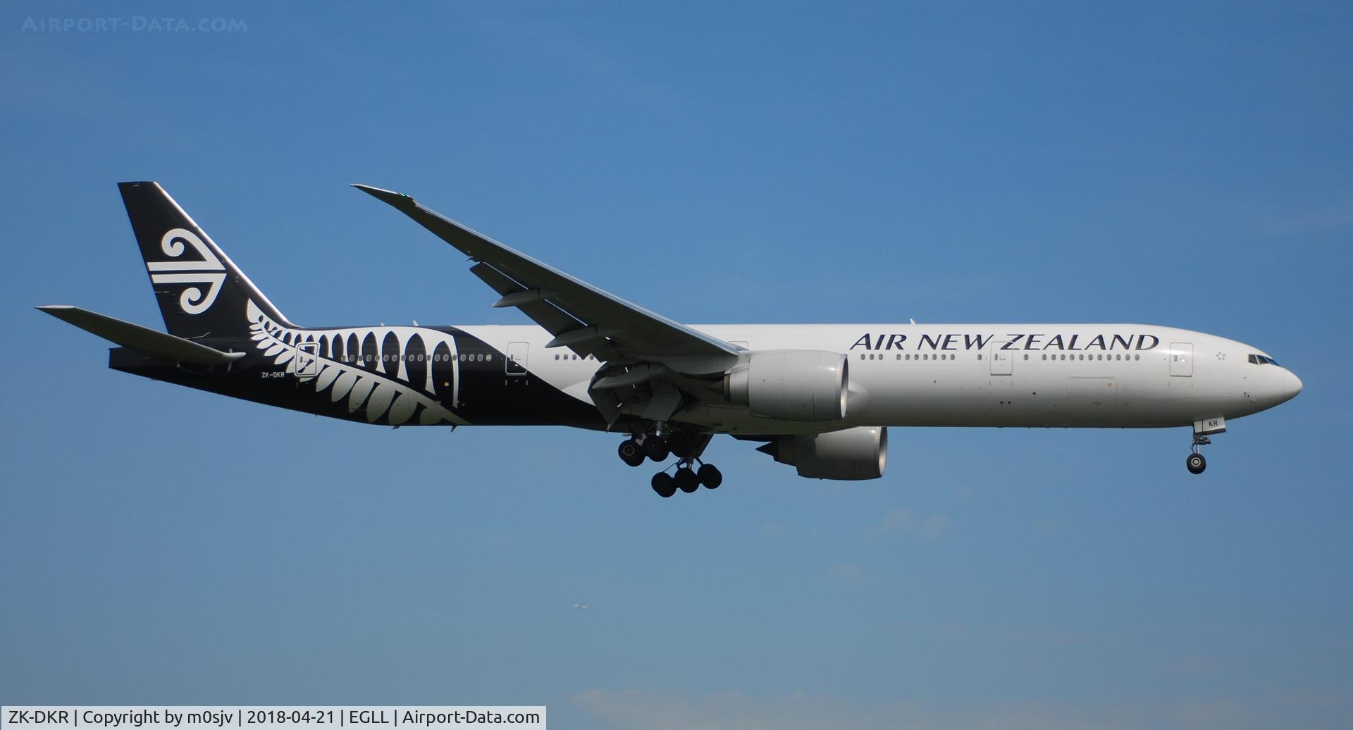 ZK-DKR, Boeing 777-319ER C/N 44546, Taken from the Threshold of 29L