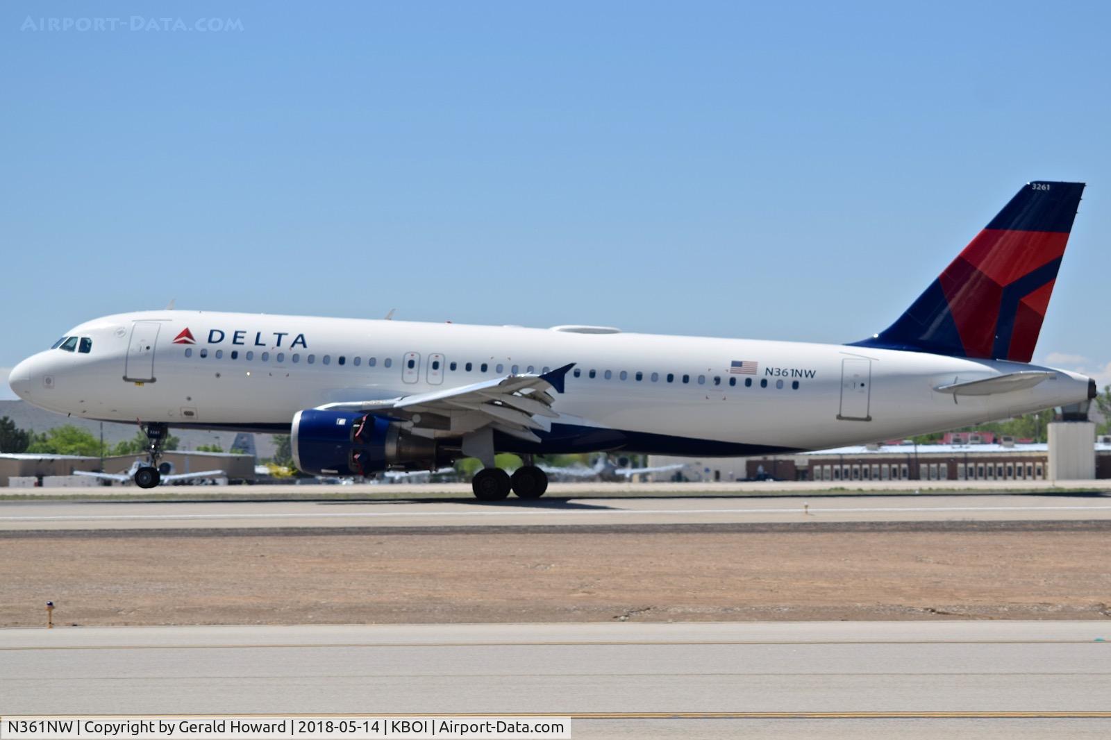 N361NW, 1998 Airbus A320-212 C/N 0907, Landing roll out on RWY 10L.