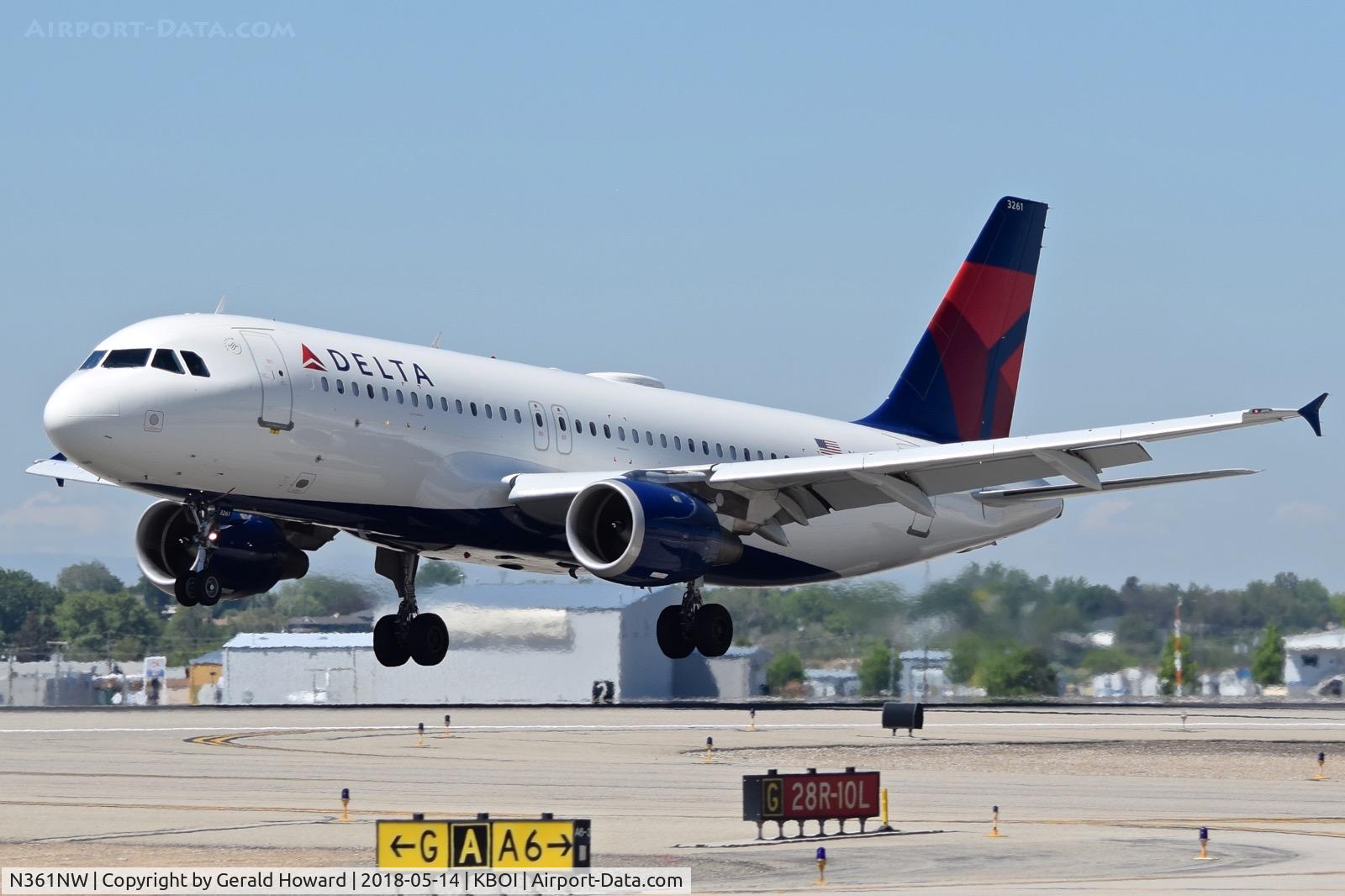 N361NW, 1998 Airbus A320-212 C/N 0907, Landing RWY 10L.