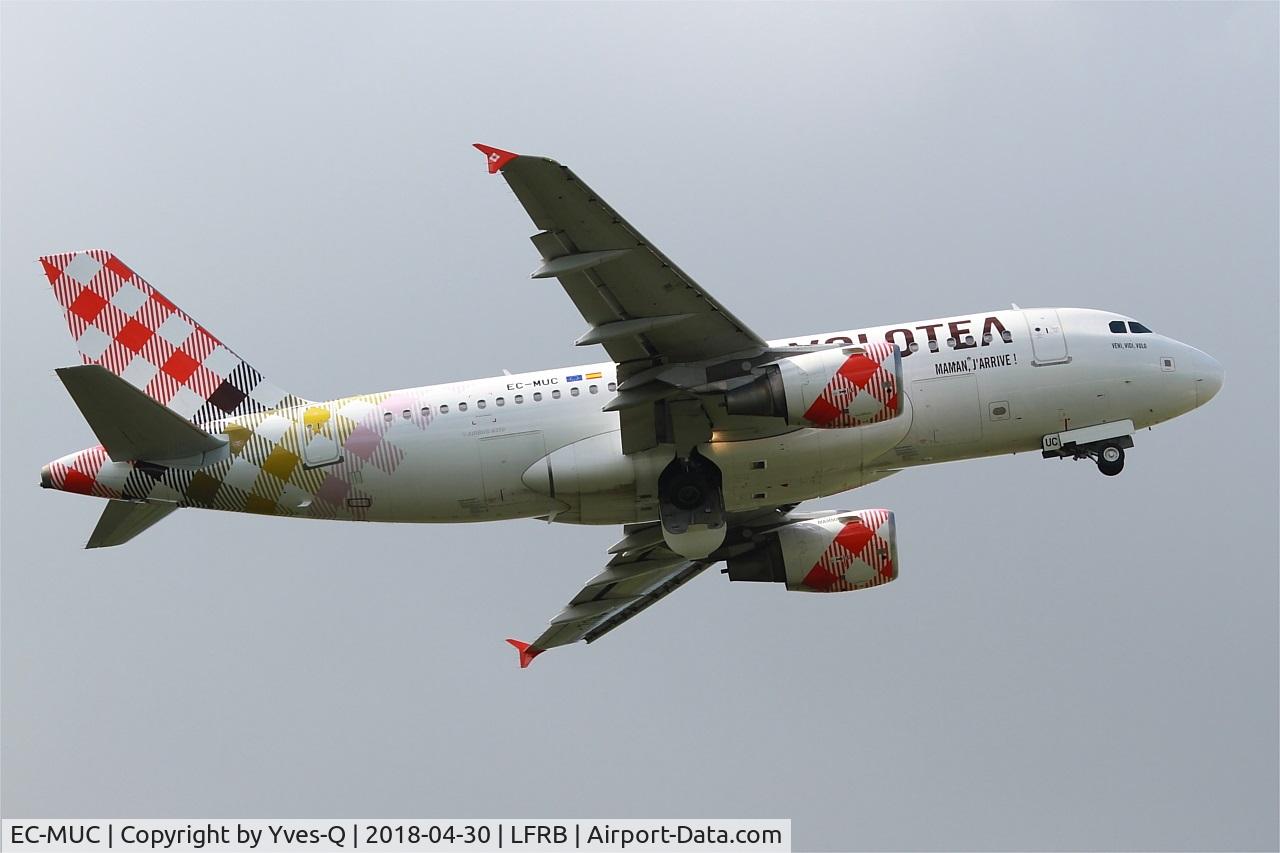 EC-MUC, 2004 Airbus A319-111 C/N 2122, Airbus A319-111, Take off rwy 07R, Brest-Bretagne airport (LFRB-BES)