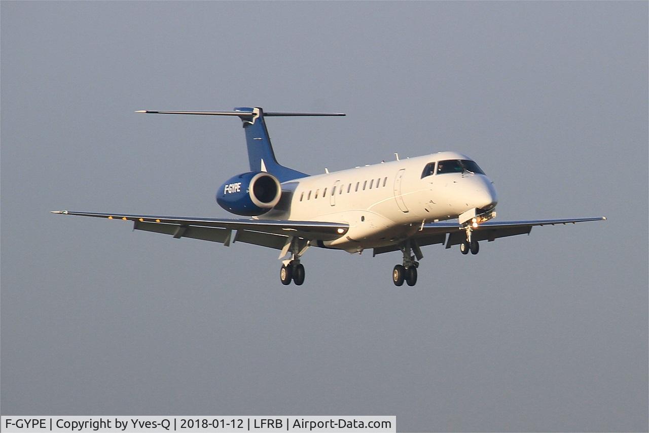 F-GYPE, 2001 Embraer ERJ-135LR (EMB-135LR) C/N 145492, Embraer ERJ-135LR, Short approach rwy 07R, Brest-Bretagne airport (LFRB-BES)
