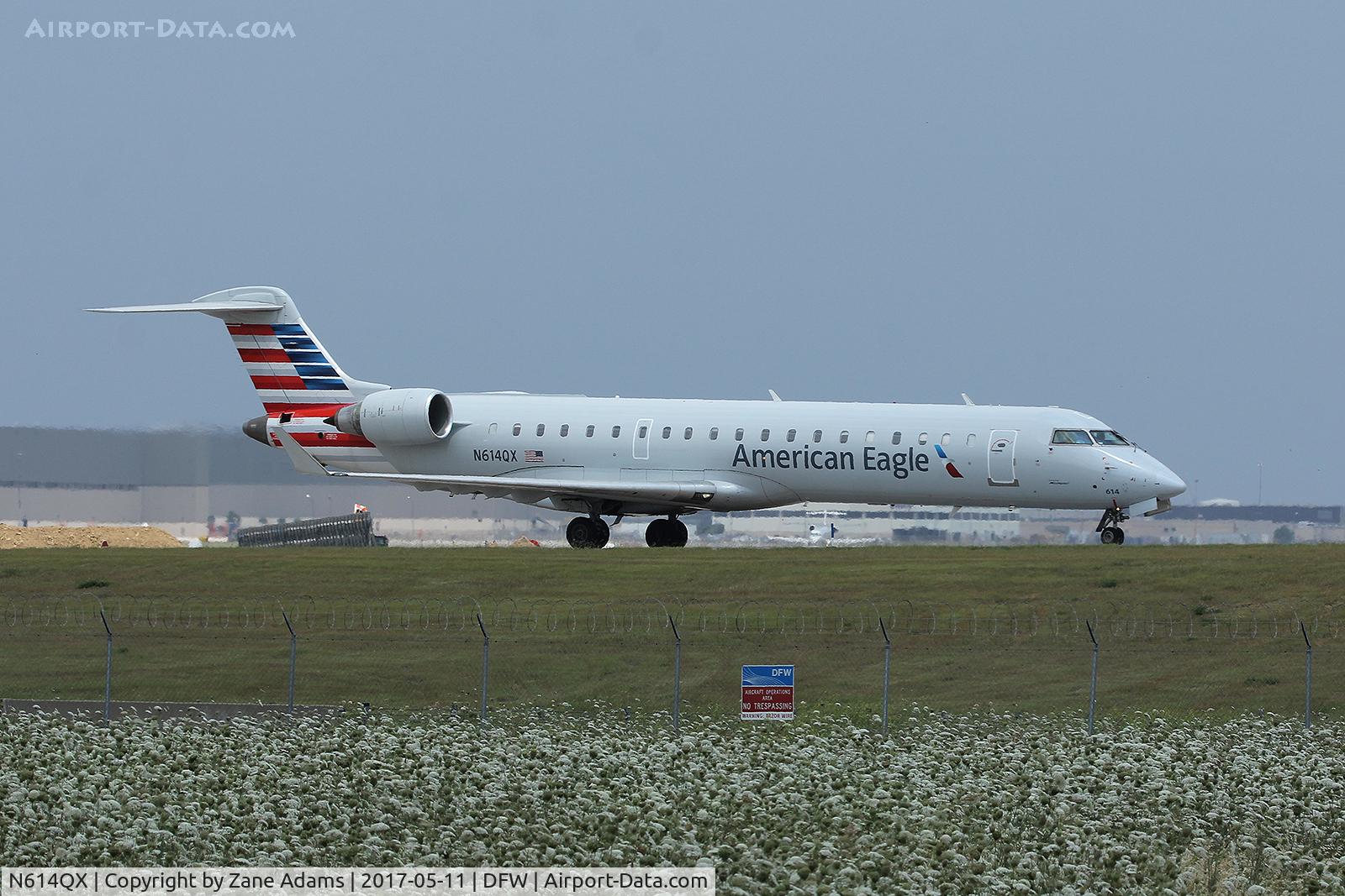 N614QX, 2002 Bombardier CRJ-701 (CL-600-2C10) Regional Jet C/N 10049, Departing DFW Airport