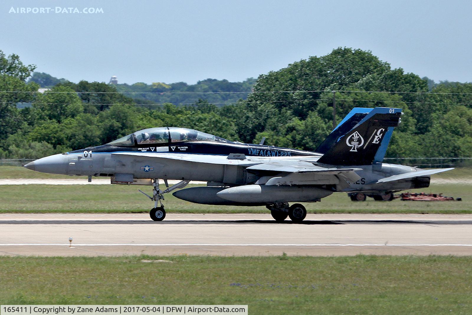 165411, McDonnell Douglas F/A-18D Hornet C/N 1438/D142, Landing at NAS Fort Worth