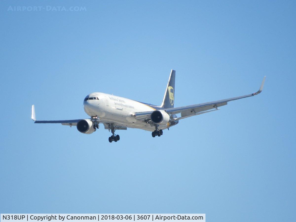 N318UP, 1997 Boeing 767-34AF C/N 27746, Landing