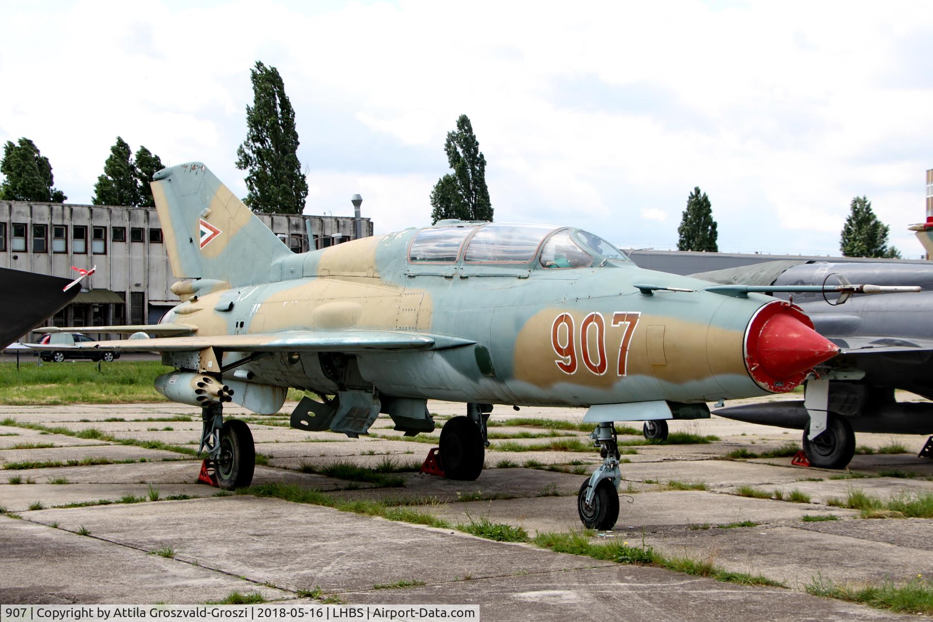 907, 1986 Mikoyan-Gurevich MiG-21UM C/N 516999507, LHBS Budaörs Airport, Hungary