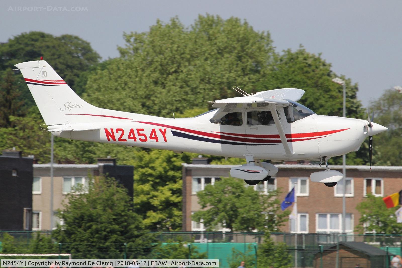 N2454Y, 2000 Cessna 182S Skylane C/N 18280918, Landing at Antwerp.
