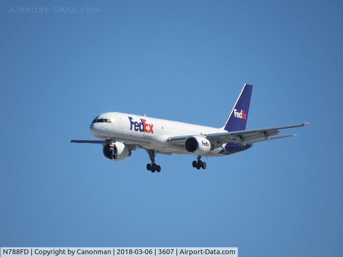 N788FD, 1992 Boeing 757-222 (SF) C/N 26686, Landing