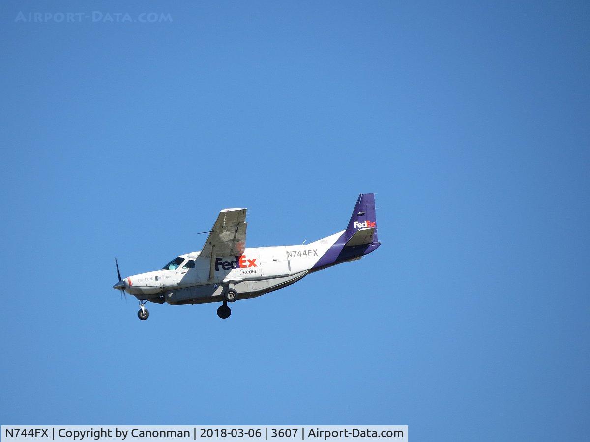 N744FX, 1995 Cessna 208B Super Cargomaster C/N 208B0492, Landing